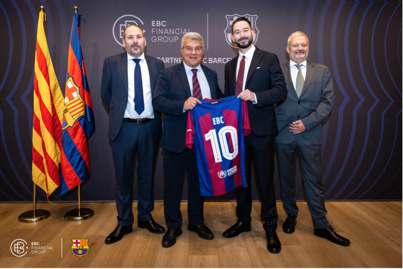 EBC Financial Group과 FC 바르셀로나가 Joan Laporta 회장과 함께 기념 유니폼 교환을 통해 금융과 축구의 만남을 축하하고 있다.
