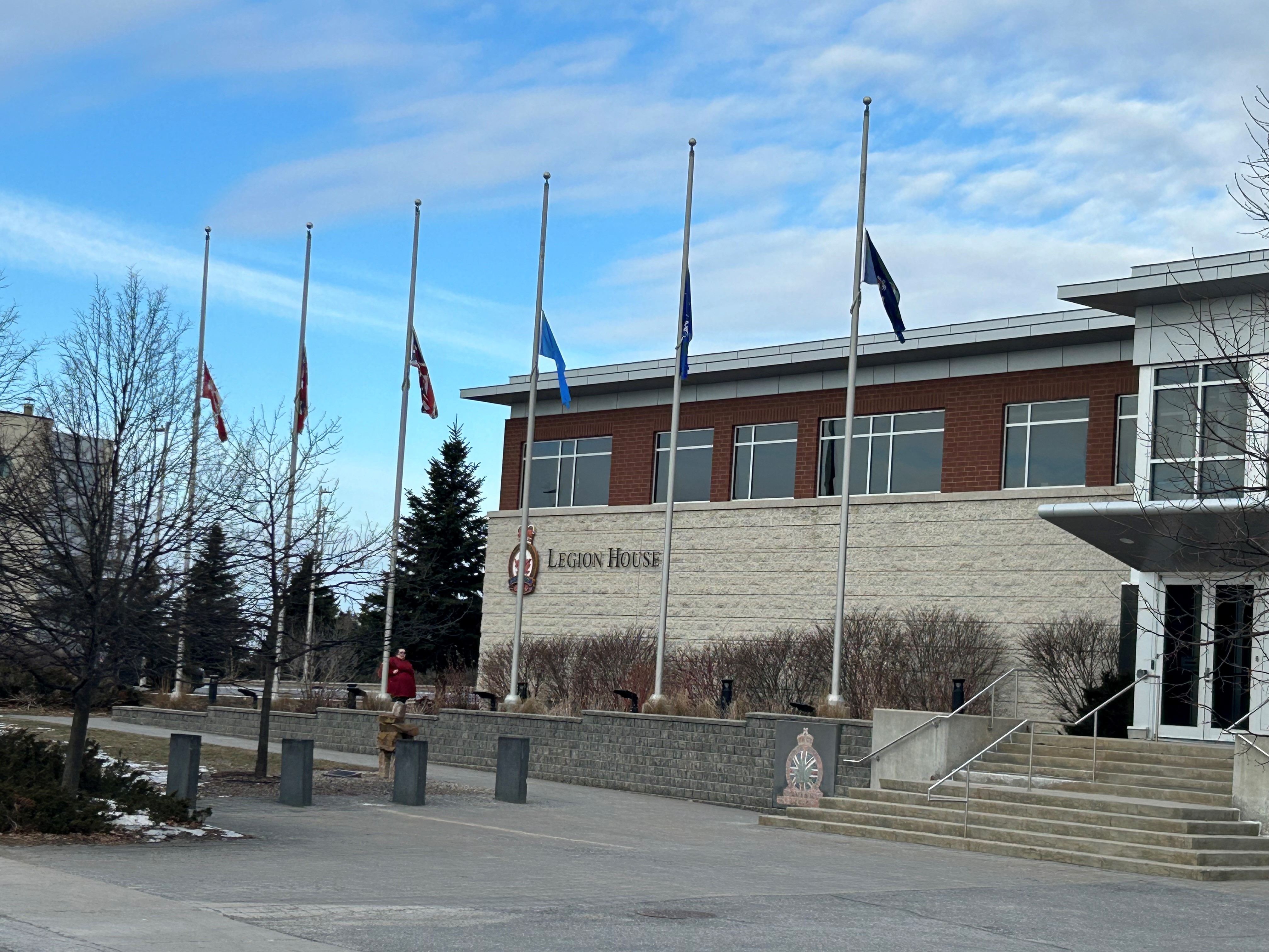 Les drapeaux de la Légion en berne