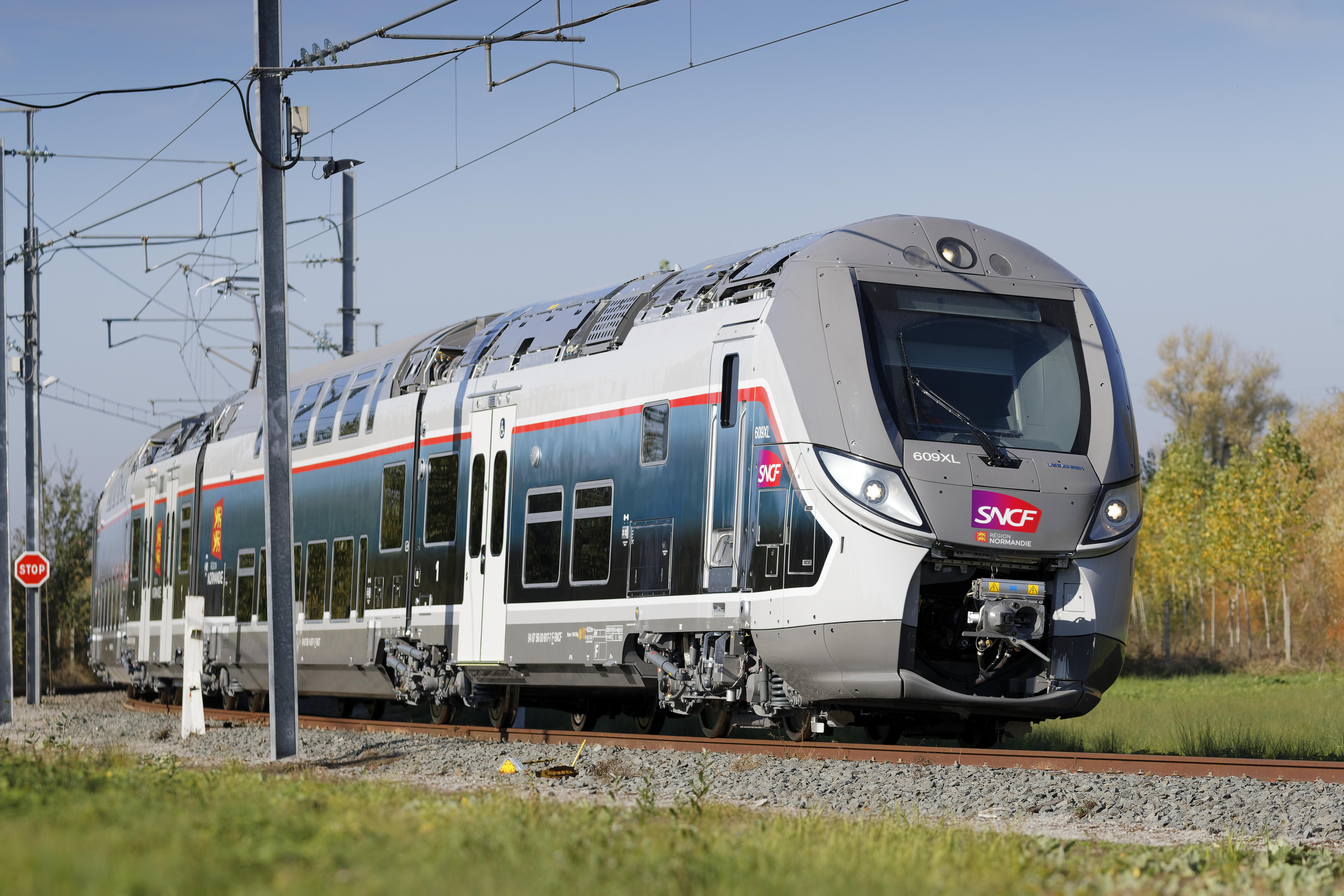 Train france. Электропоезда Бомбардье. Электровоз Бомбардье. Локомотивы Бомбардье. SNCF поезд Франция.