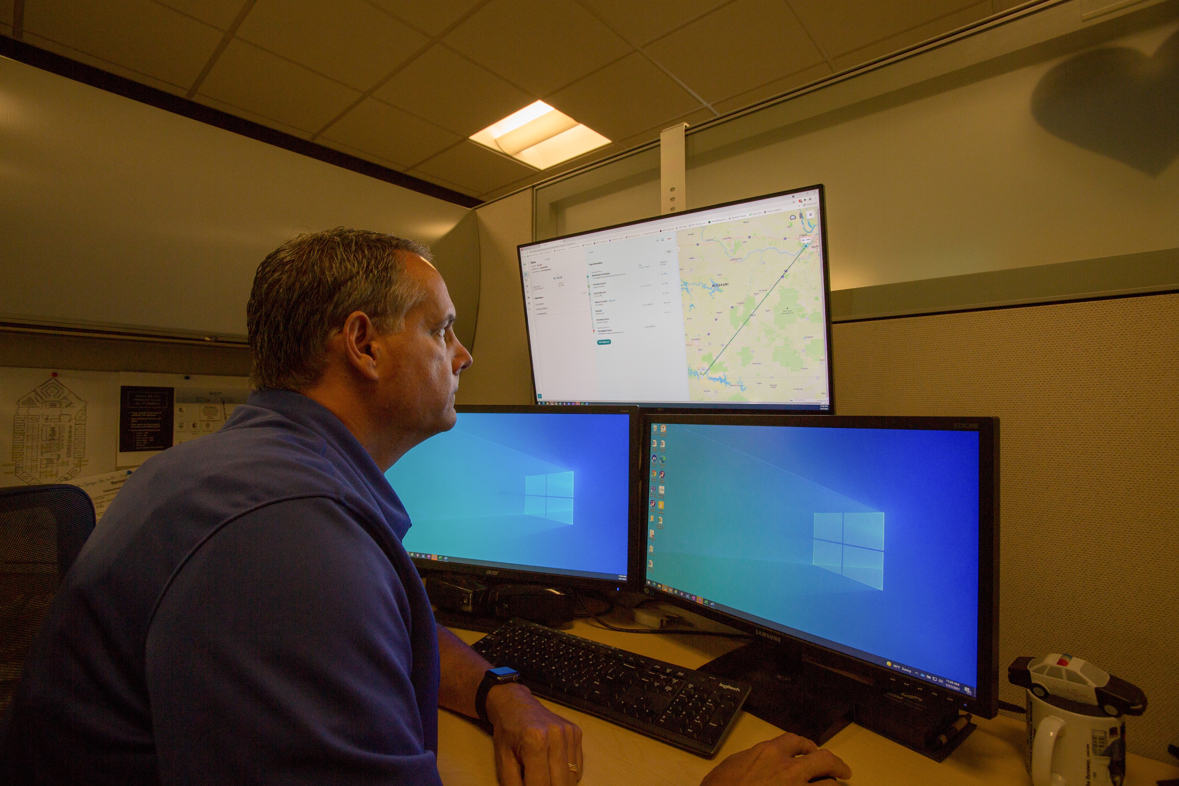 MAT transplant coordinator monitors an organ's location while in transit through medtech logistics company, MediGO.