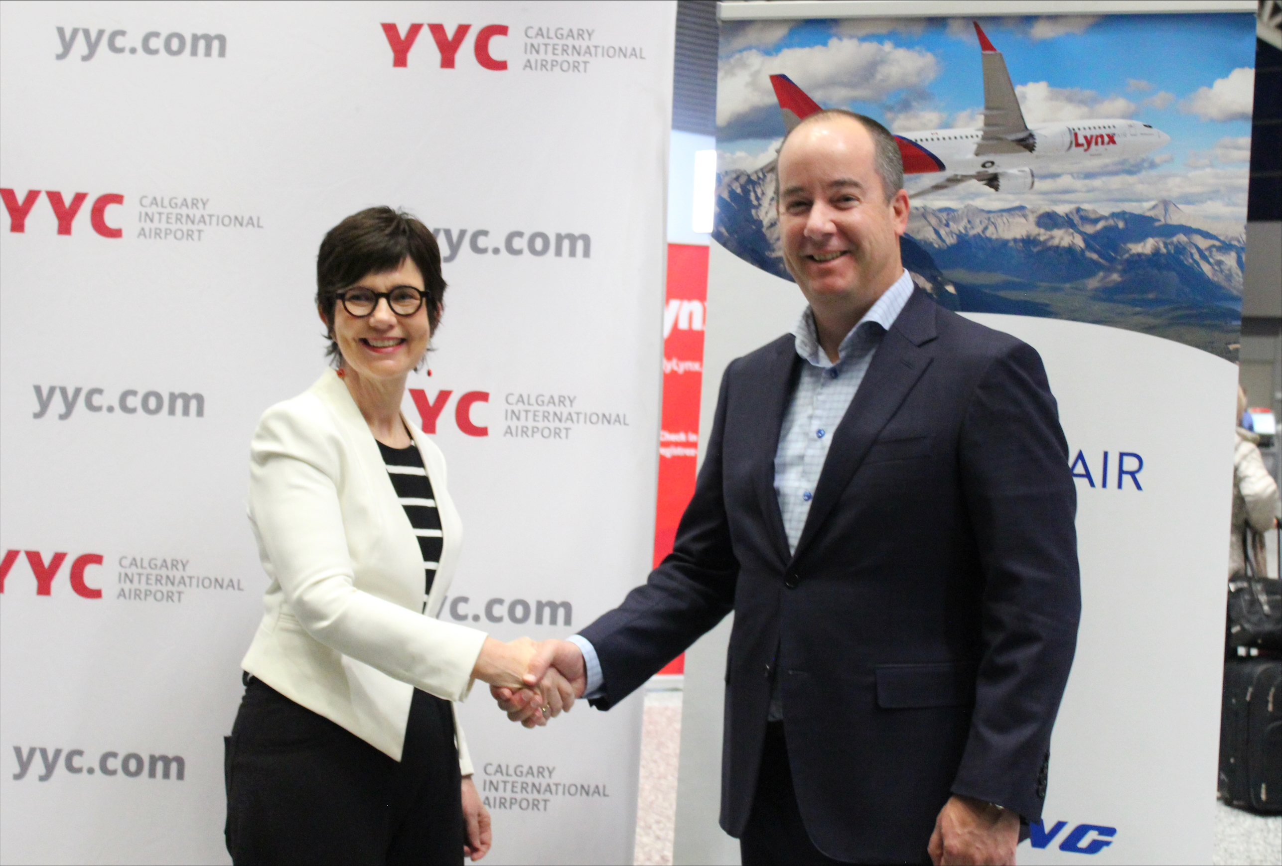 Chris Miles, Vice President, Operations & Infrastructure for The Calgary Airport Authority is joined by Lynx Air CEO, Merren McArthur, to celebrate the inaugural U.S. Lynx Air flight out of Calgary International Airport.