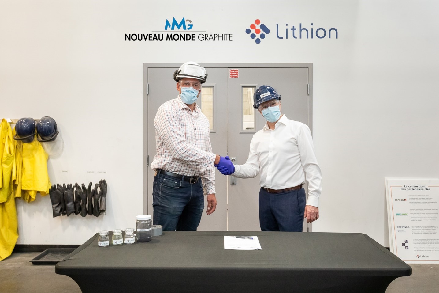 Eric Desaulniers and Benoit Couture sign the Agreement at Lithion’s demonstration facilities in Montréal, Québec.  