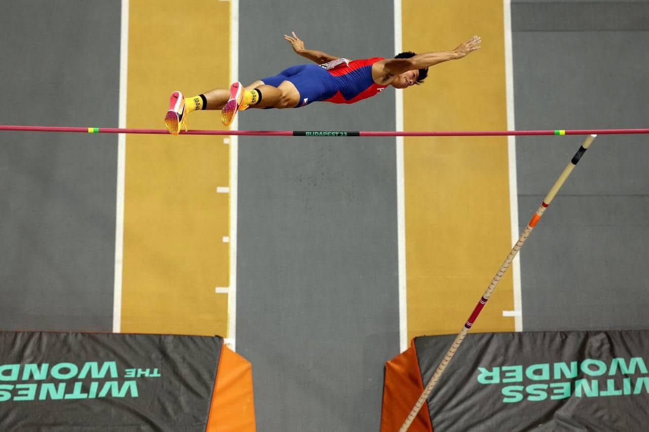 EJ Obiena — The spread eagle shot