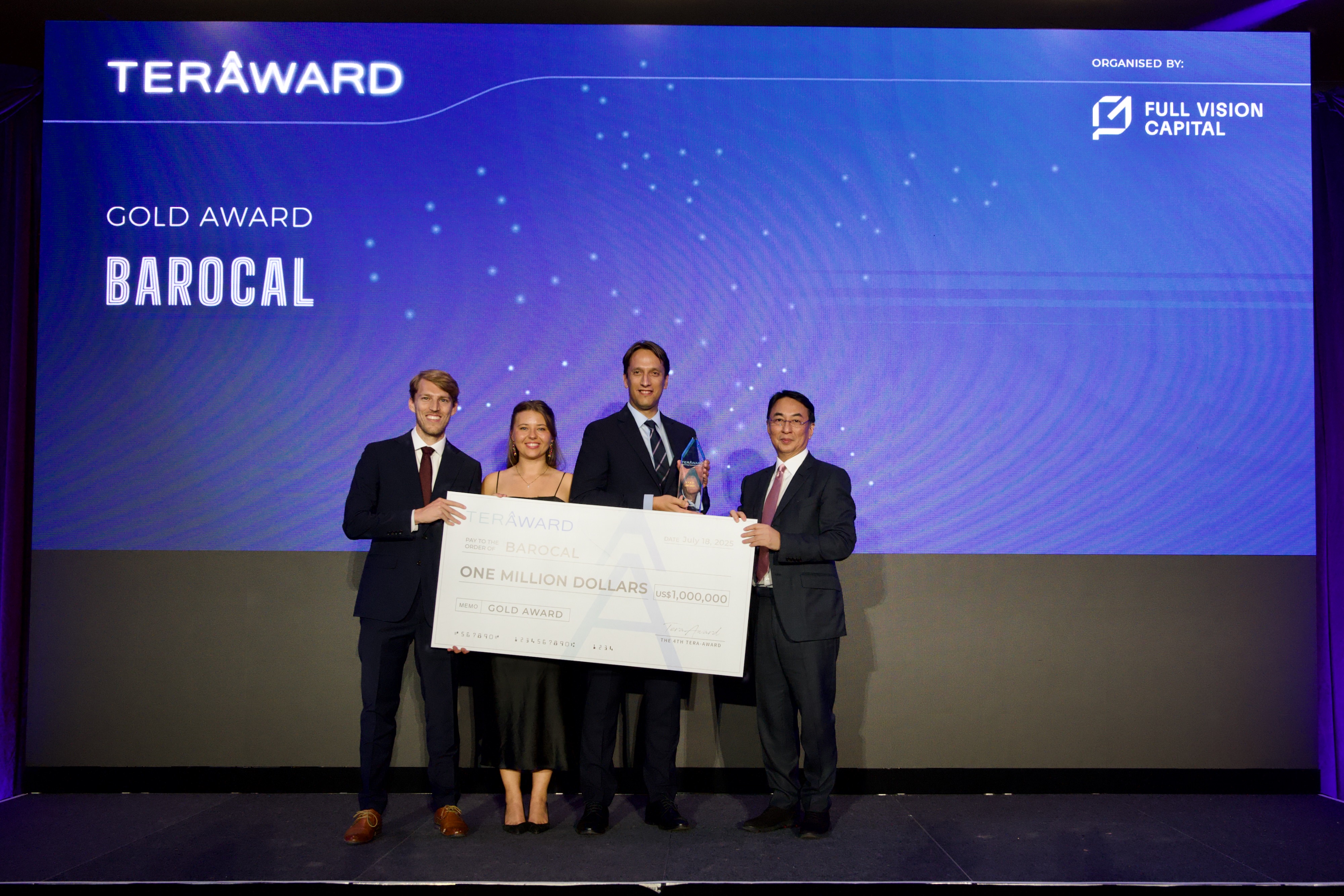 Dr Peter Lee, Founder of the TERA-Award, presents the Gold Award and the US$1 million prize to Barocal from the UK for their solid-state cooling system using barocaloric materials, which offers a sustainable alternative to traditional refrigerants.