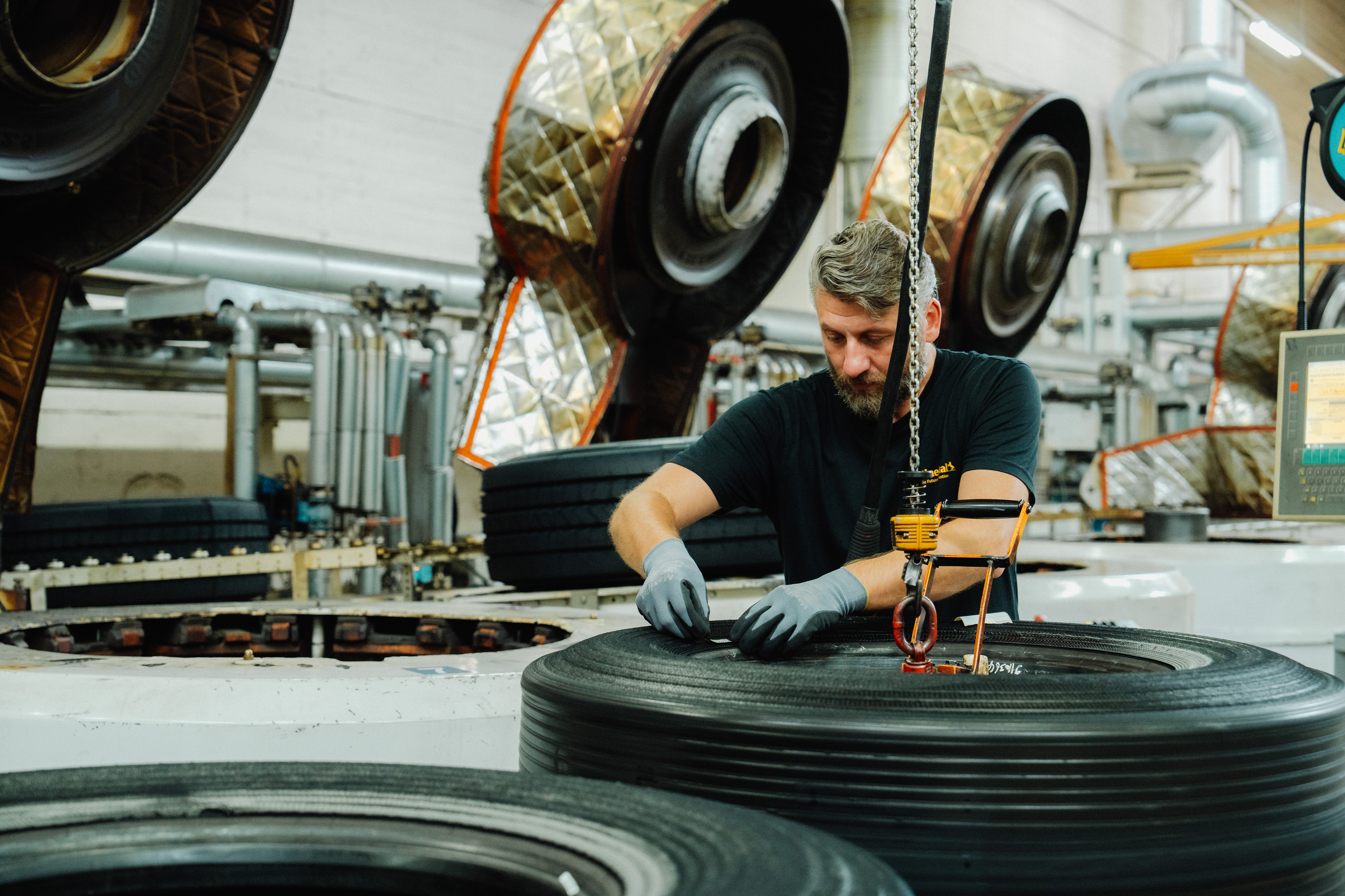 The use of AMRs gives employees at the CLC plant more time for demanding tasks, such as operating machinery within the vulcanization station.