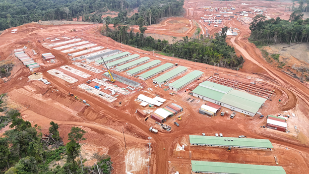 The centre of the image highlights progress on the camp dormitories, with more than 700 beds already installed and additional capacity forthcoming. To the right, construction of the camp kitchen is underway, while the completed foundation of the Welcome Centre is visible in the background.