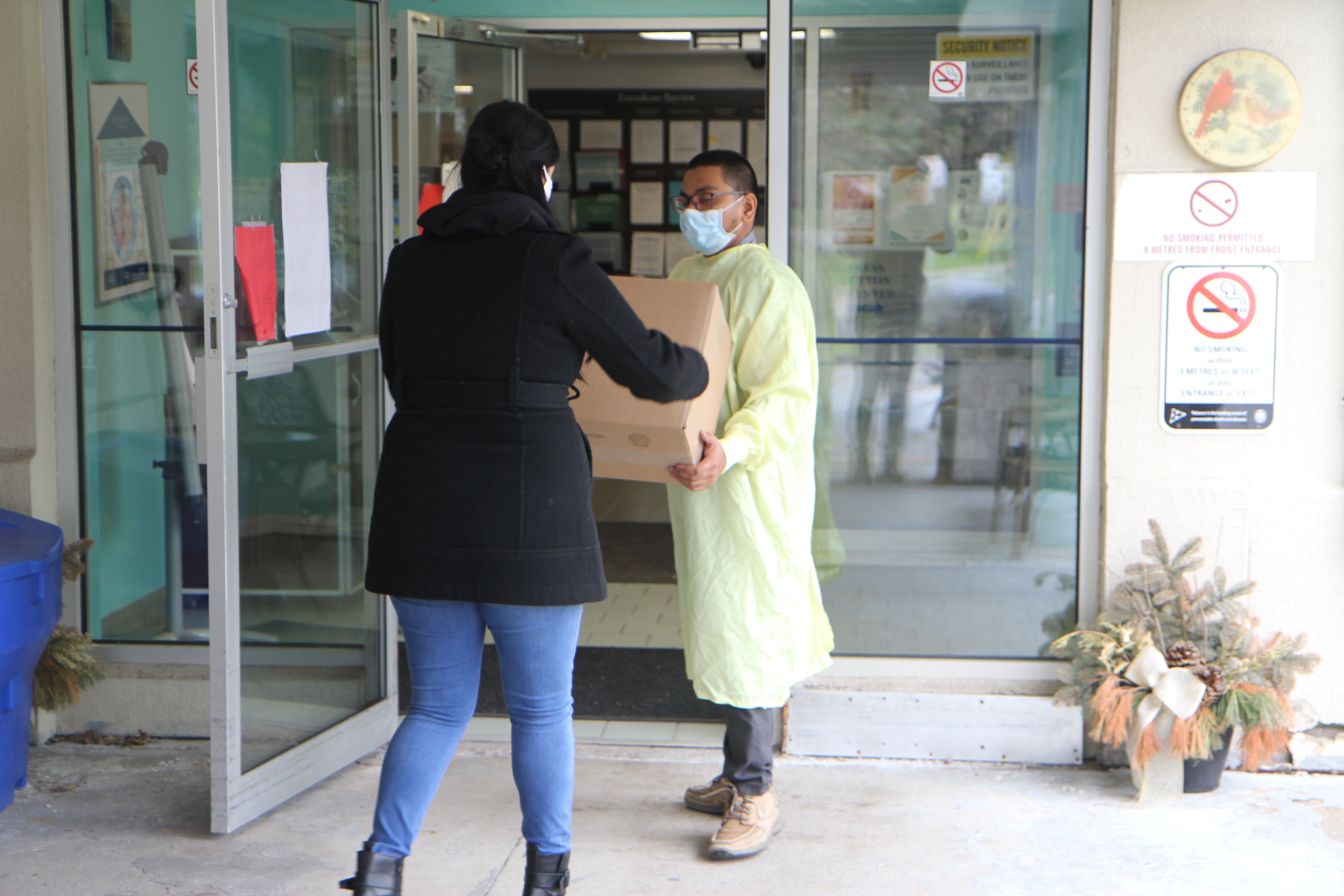 Keter employee delivers donated face shields to a long-term care facility in Toronto, ON. 