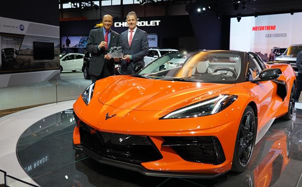 Standing next to the Chevrolet Corvette Stingray at the 2020 Chicago Auto Show, MotorWeek Creator and Host John Davis (left) presents the MotorWeek Drivers’ Choice “Best of the Year” Award to Steve Majoros, director of Chevrolet passenger car and crossover marketing.