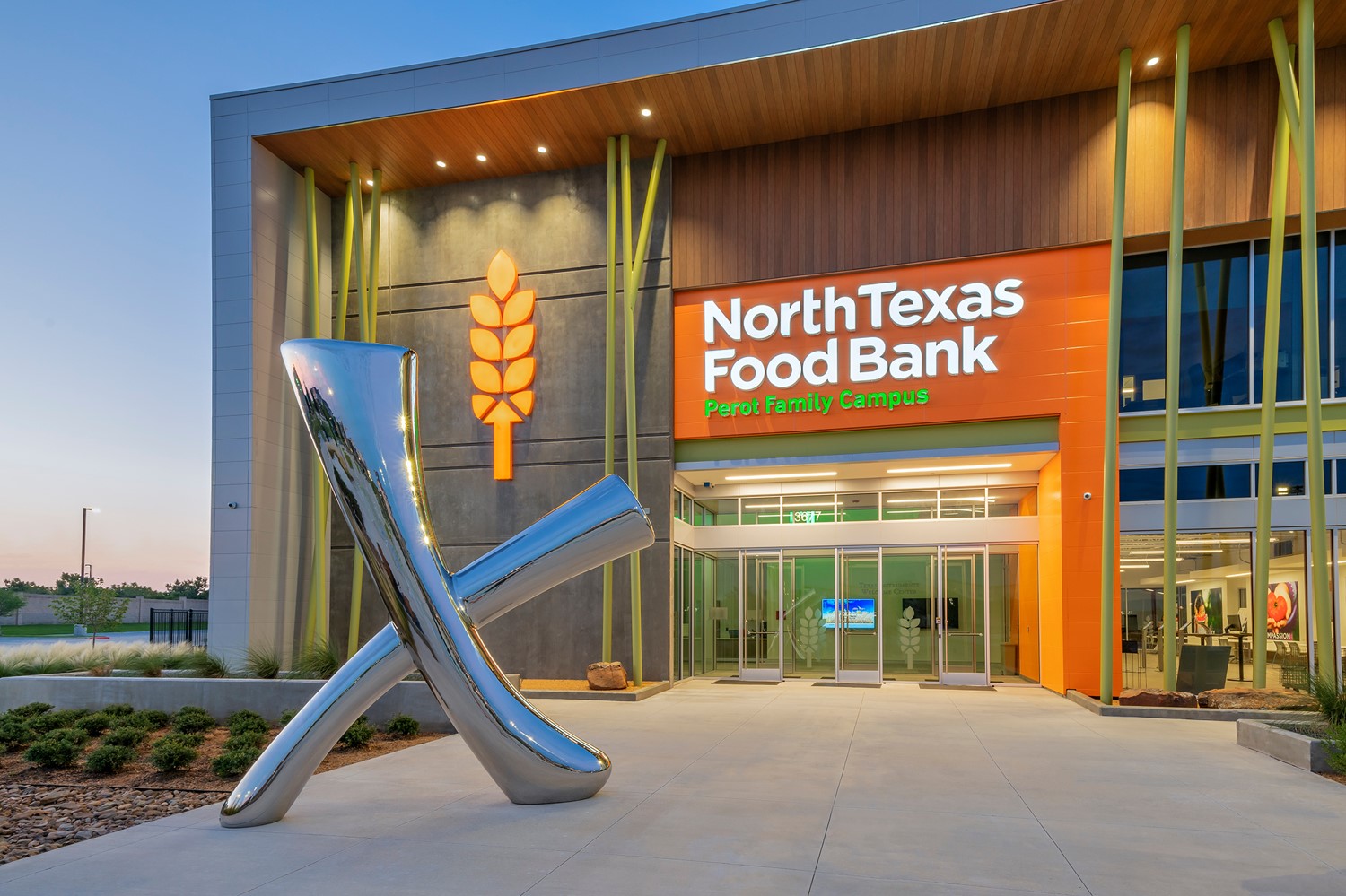 Photo courtesy of Brad Oldham. 
The North Texas Food Bank's Perot Family Campus in Plano is centrally located within the Food Bank's 13-county service area. Thanks to tremendous community support and the tenacity of staff and partners, NTFB has met their meal distribution goal of 92 million meals. 