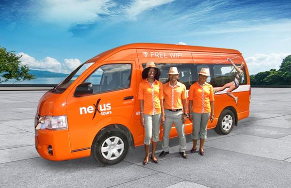 Moderna flota de vehículos de NexusTours en Jamaica