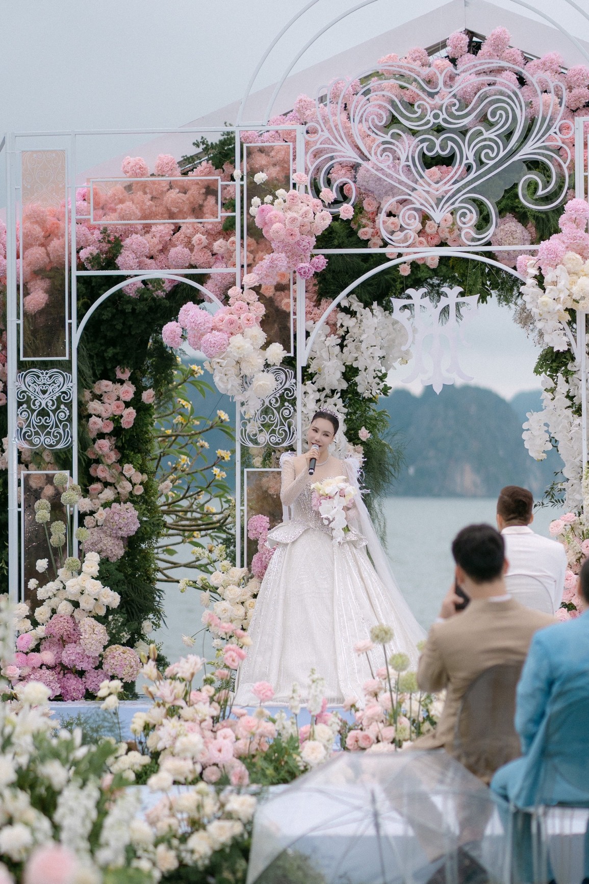 The vegan wedding of music icon Ho Quynh Huong and entrepreneur Hoang Cong Thanh