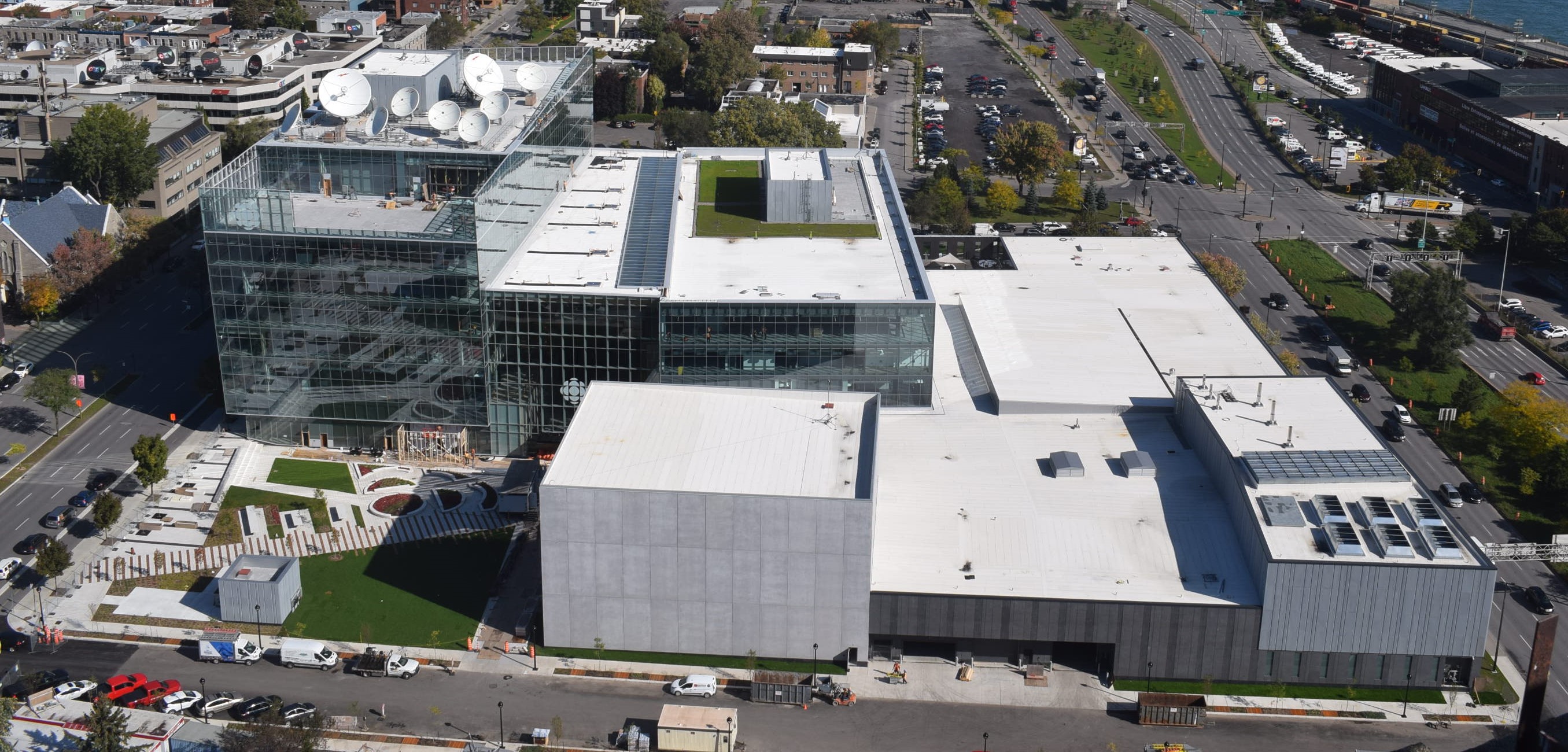 Vue de la nouvelle Maison de Radio-Canada et de la façade ouest du studio principal.