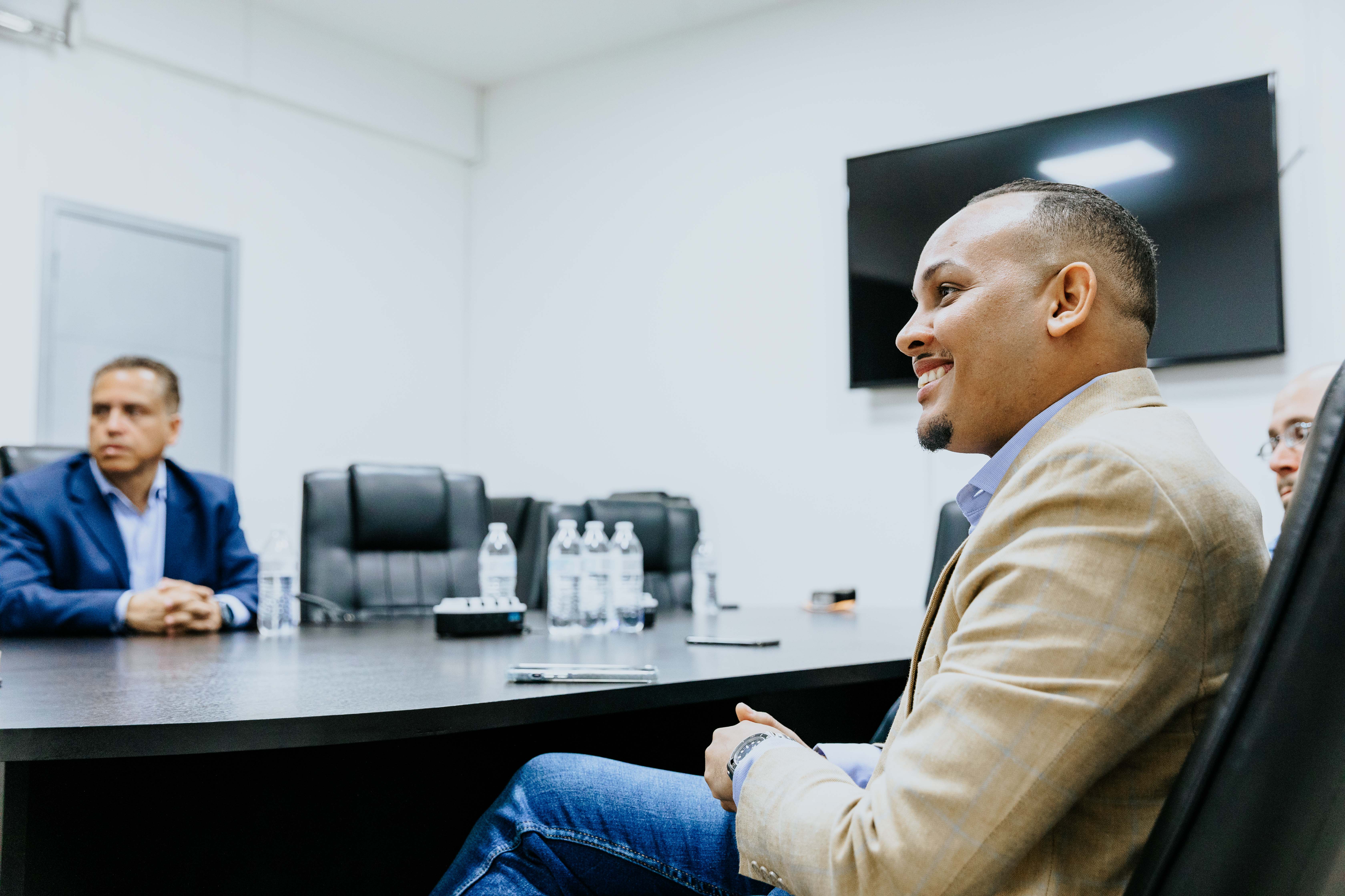 Jairo Gonzalez besucht Xavier Zablah Bukele in der Zentrale der Partei „Neue Ideen“