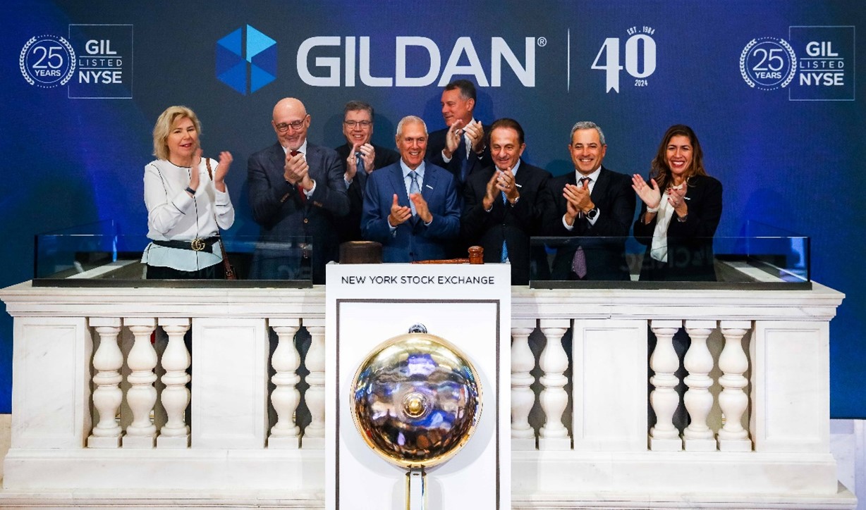 Gildan sonne la cloche d'ouverture à la Bourse de New York