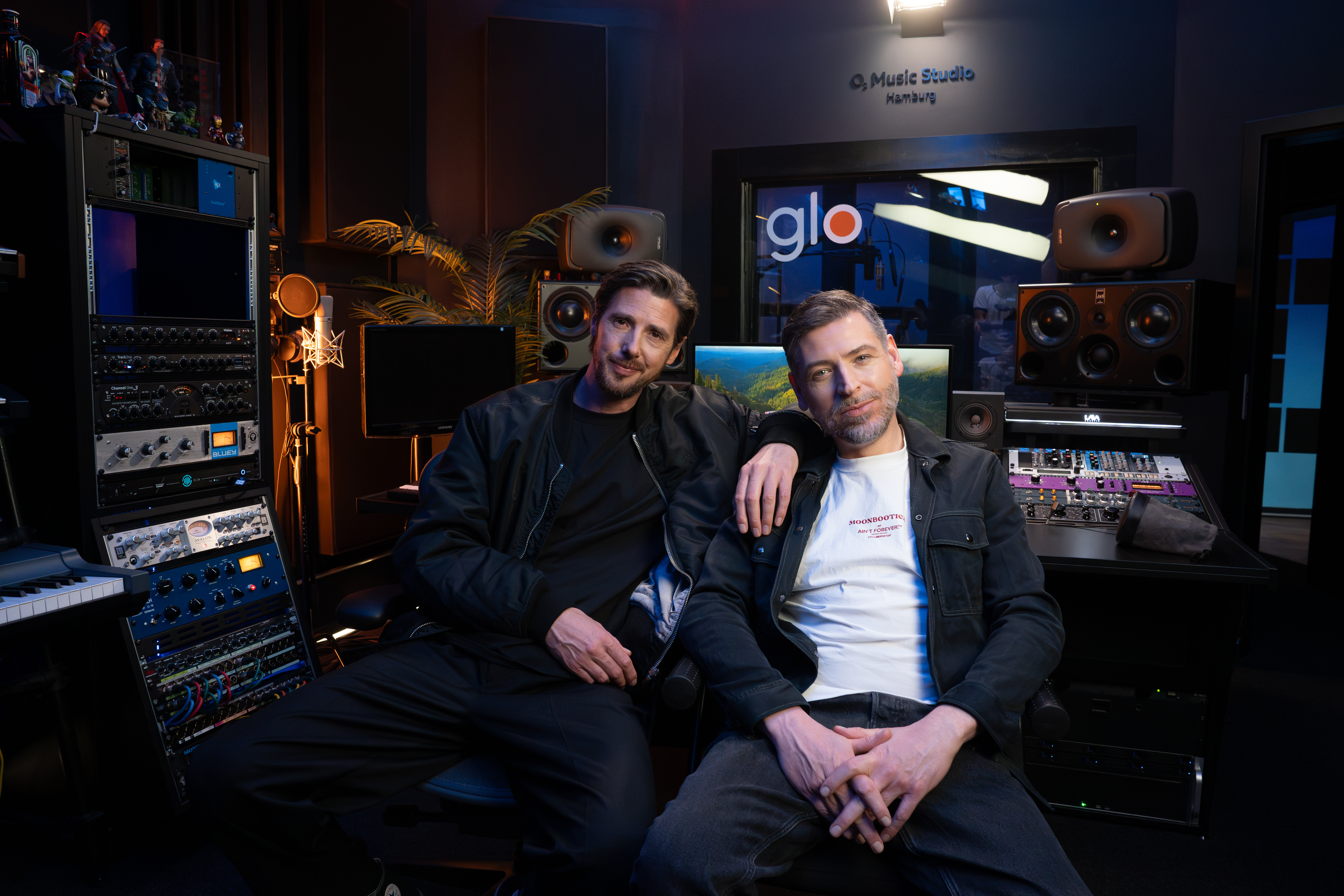 Moonbootica_Studio_glo