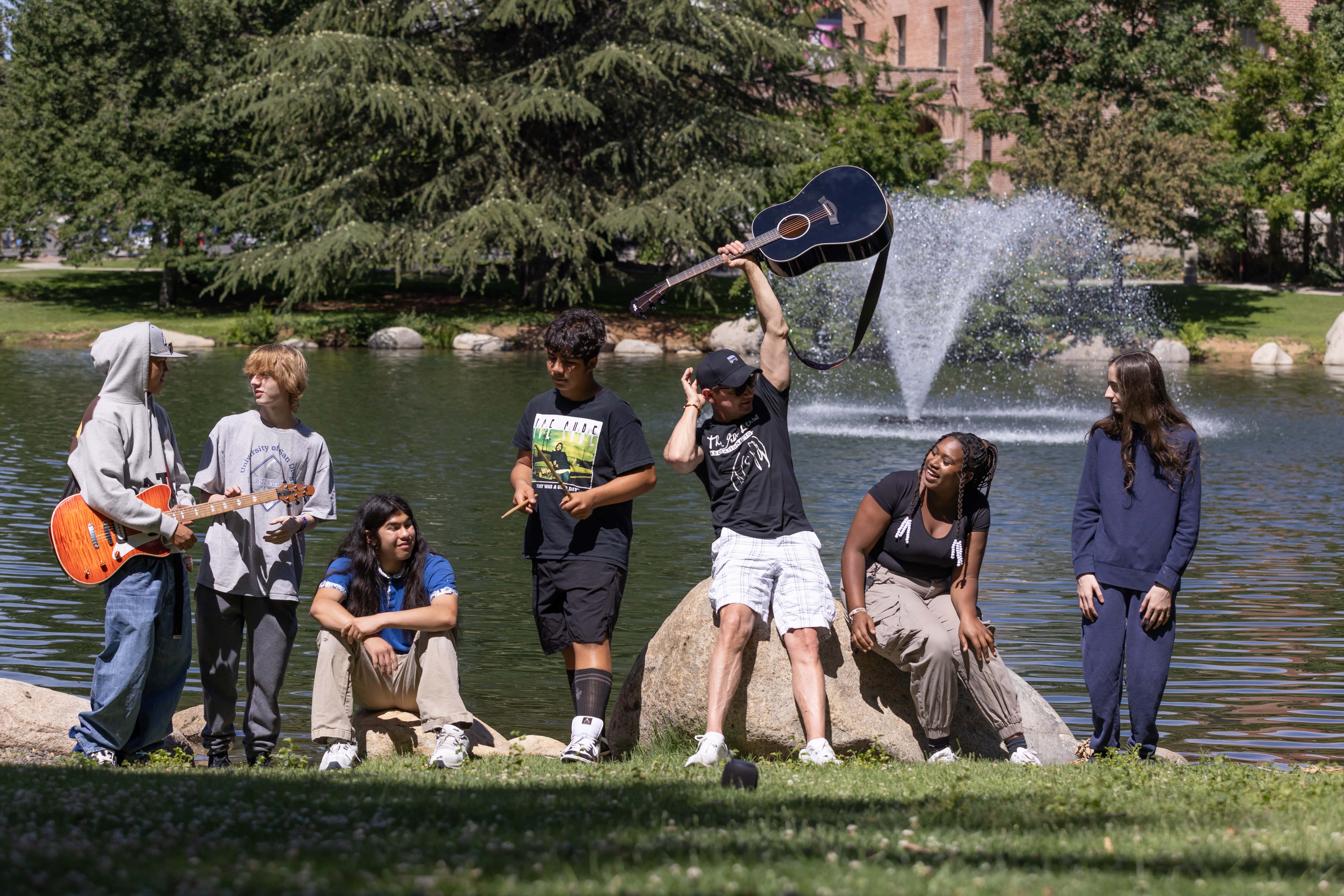 Jeremy Renner Films a Music Video With Young Musicians-min