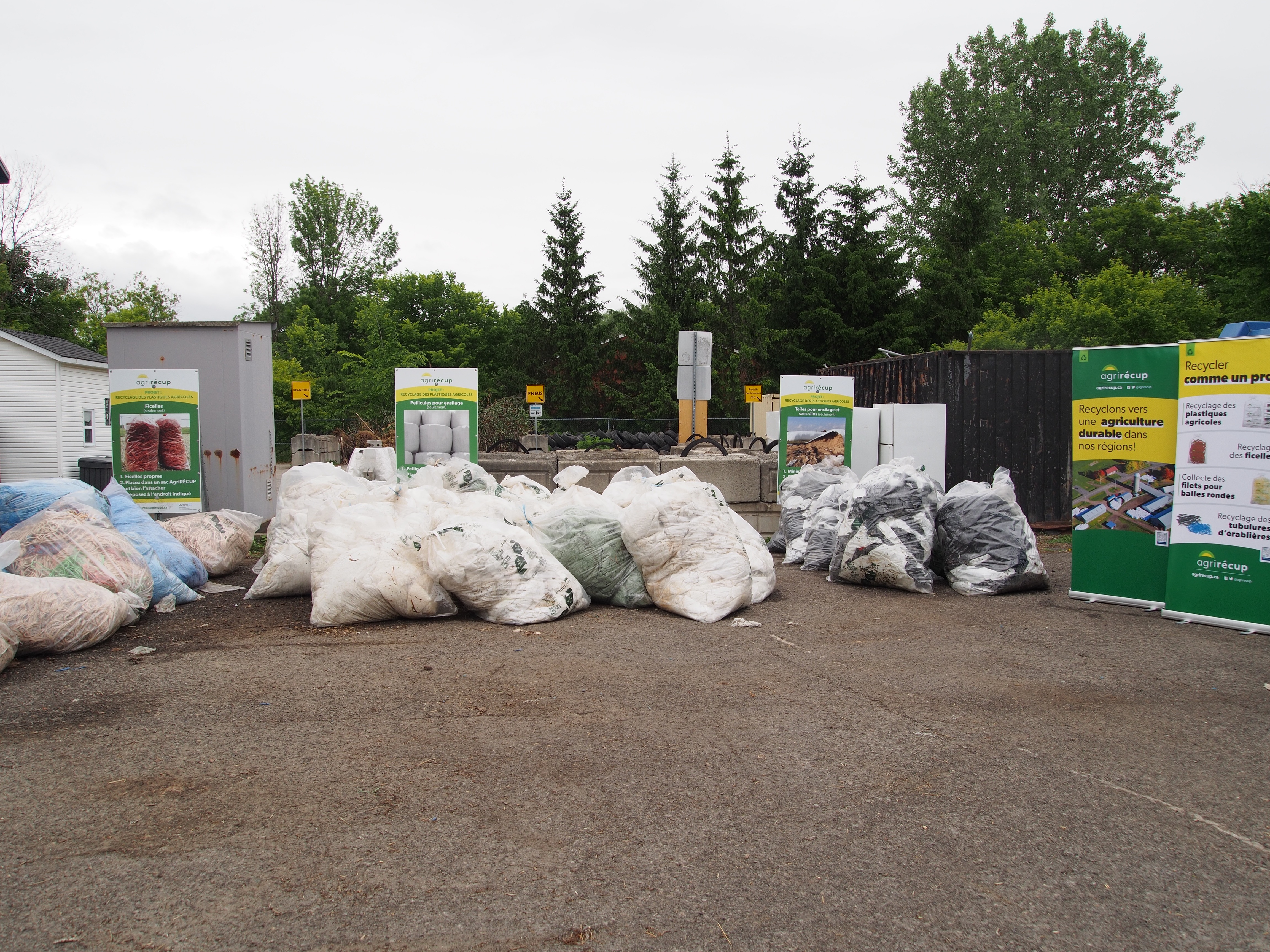 Articles agricoles usagés, prêts pour le recyclage