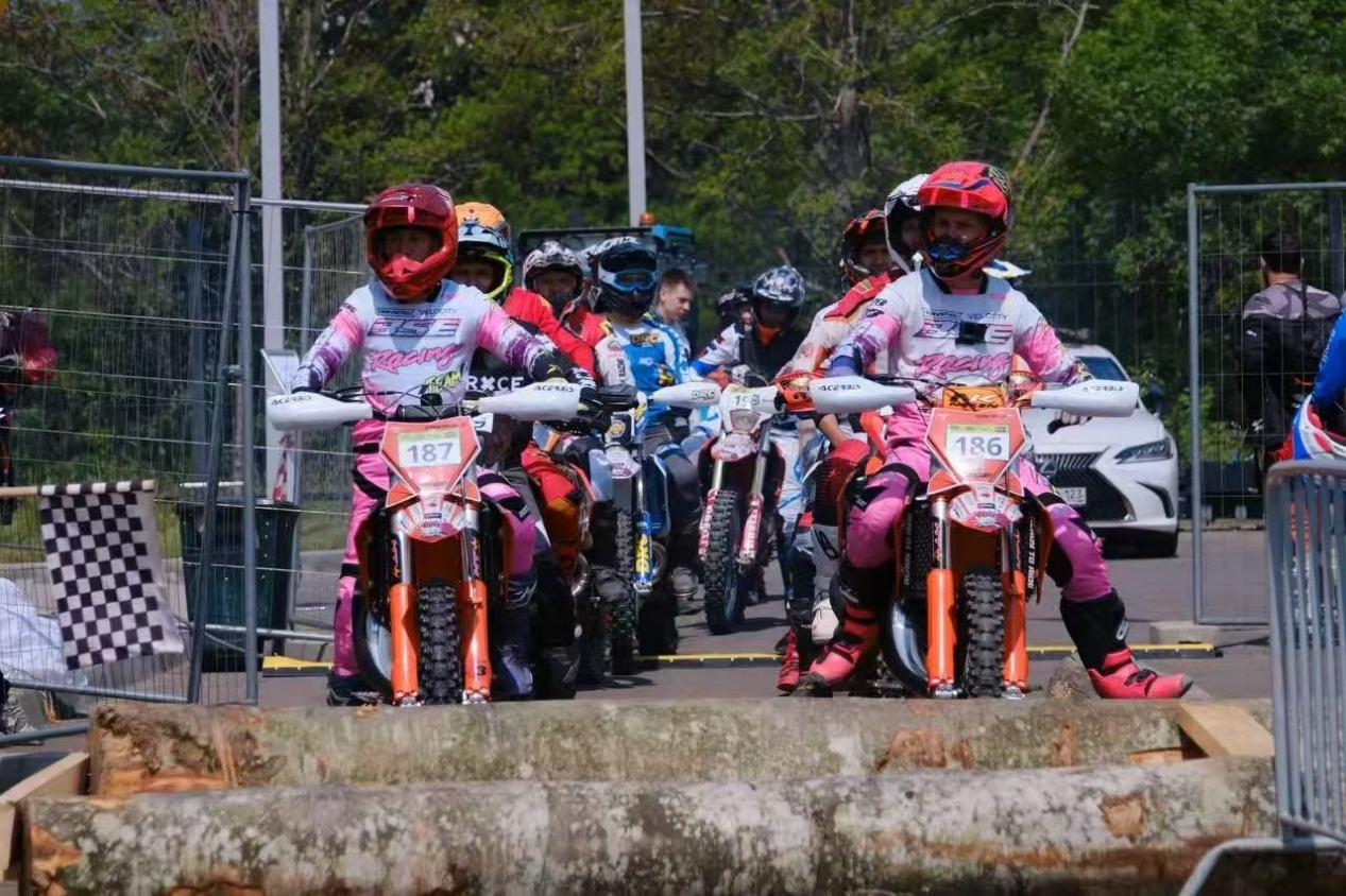 The riders of the Bosuer team