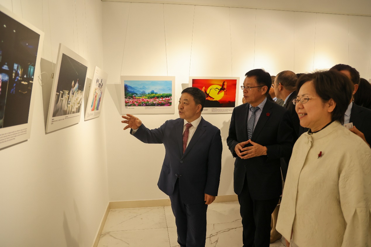 "Tea for Harmony - Yaji Cultural Salon" and "Jiangxi Day" Promotion Event Held in Morocco: Guests are visiting the photo exhibition.