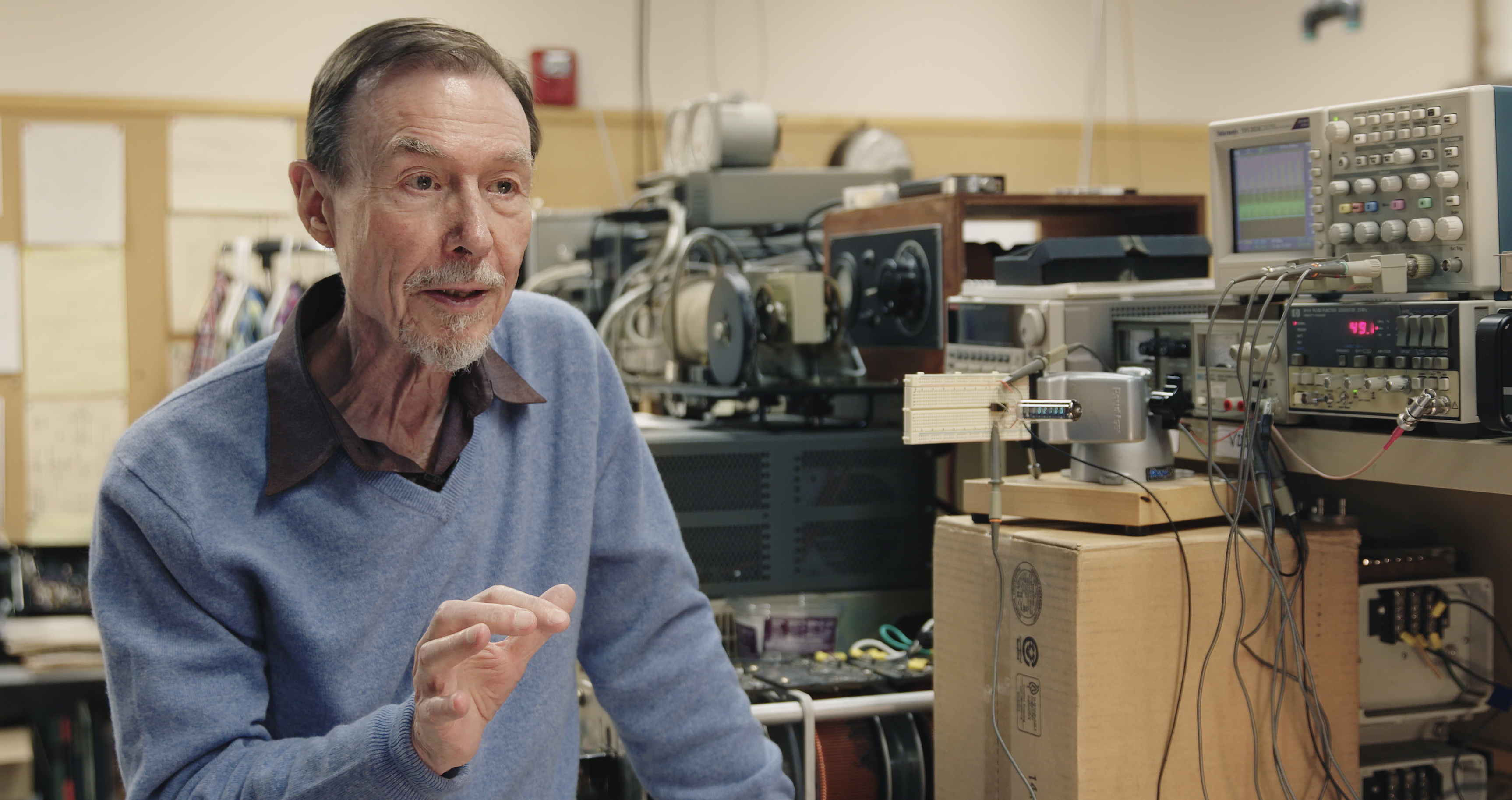 Carver Mead in Caltech Lab