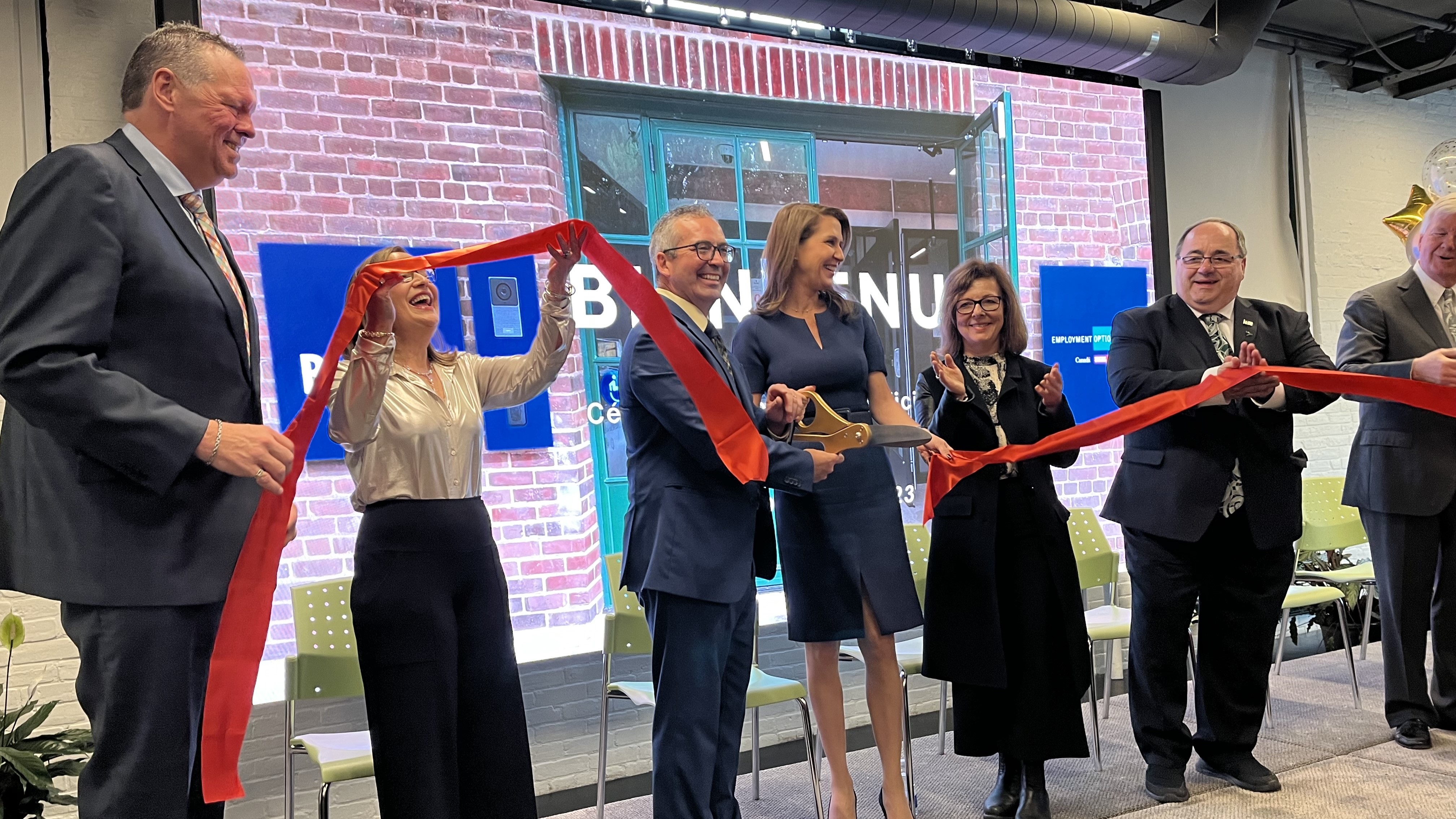 Personnes qui célèbrent durant une cérémonie d’inauguration du nouveau campus du Collège Boréal à Toronto, au quartier historique de la Distiller