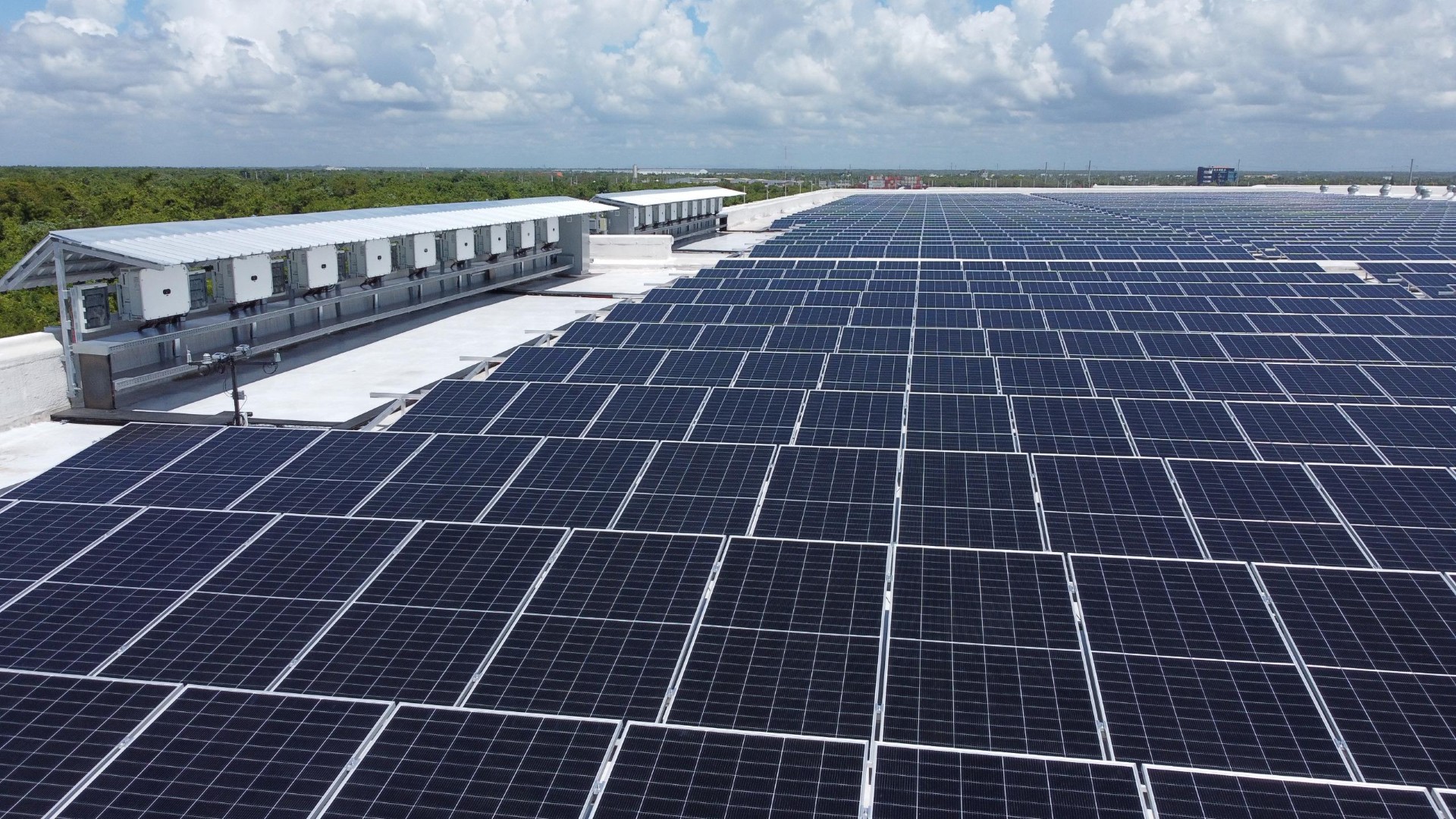 Rooftop solar panels installed at DP World’s logistics hub in Boca Chica, Dominican Republic. The 5.12 MW solar project spans 18,000 square meters and will reduce carbon emissions by more than 3,500 tons annually while supplying clean energy to terminal operations.