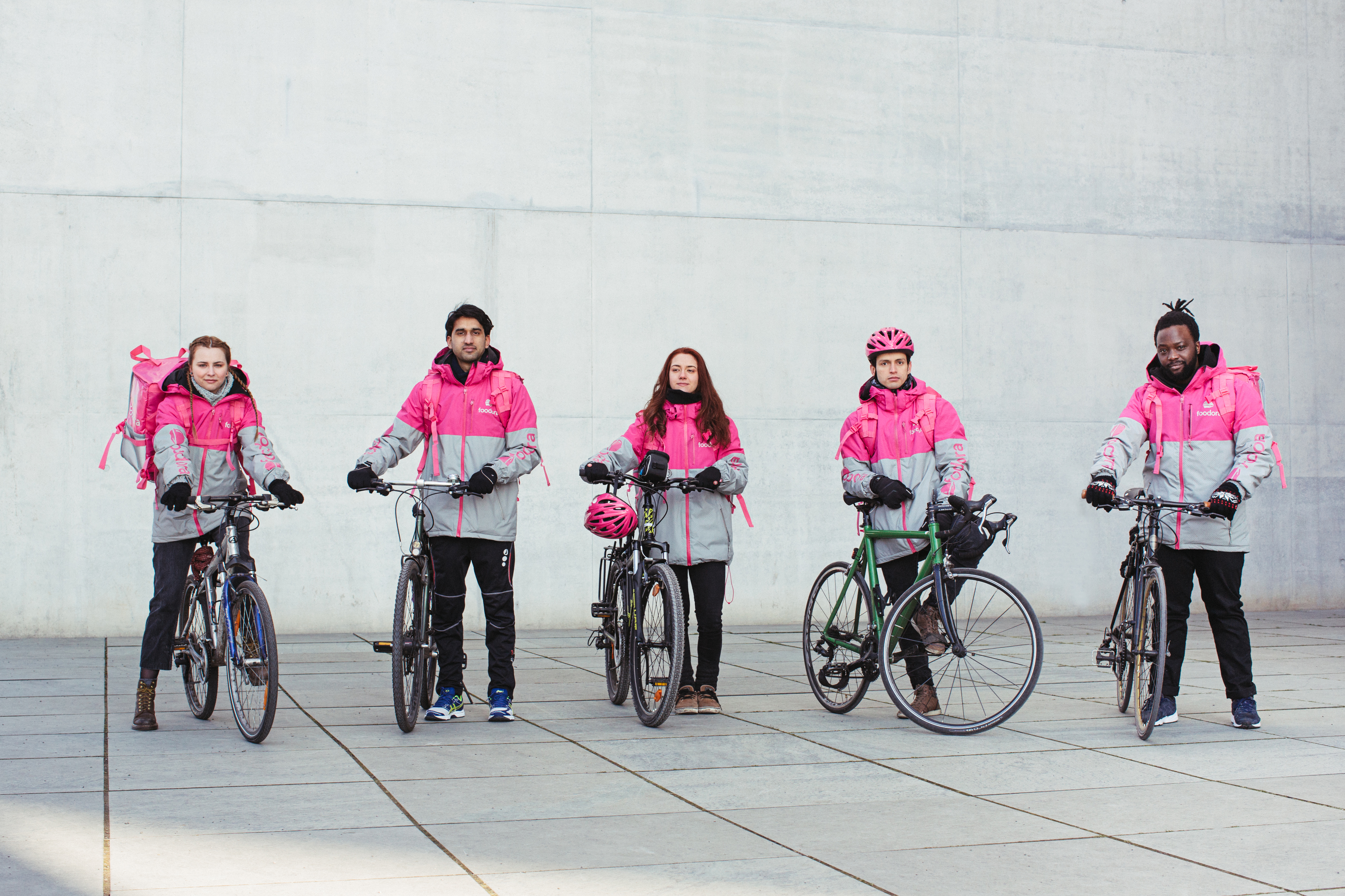 Les livreurs de foodora sont vêtus d'un équipement réfléchissant rose, ce qui les rend faciles à repérer sur les routes