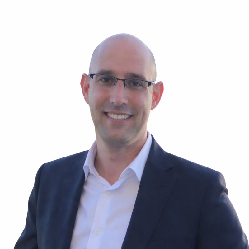 Ziv Harfenist CFO Komodor white