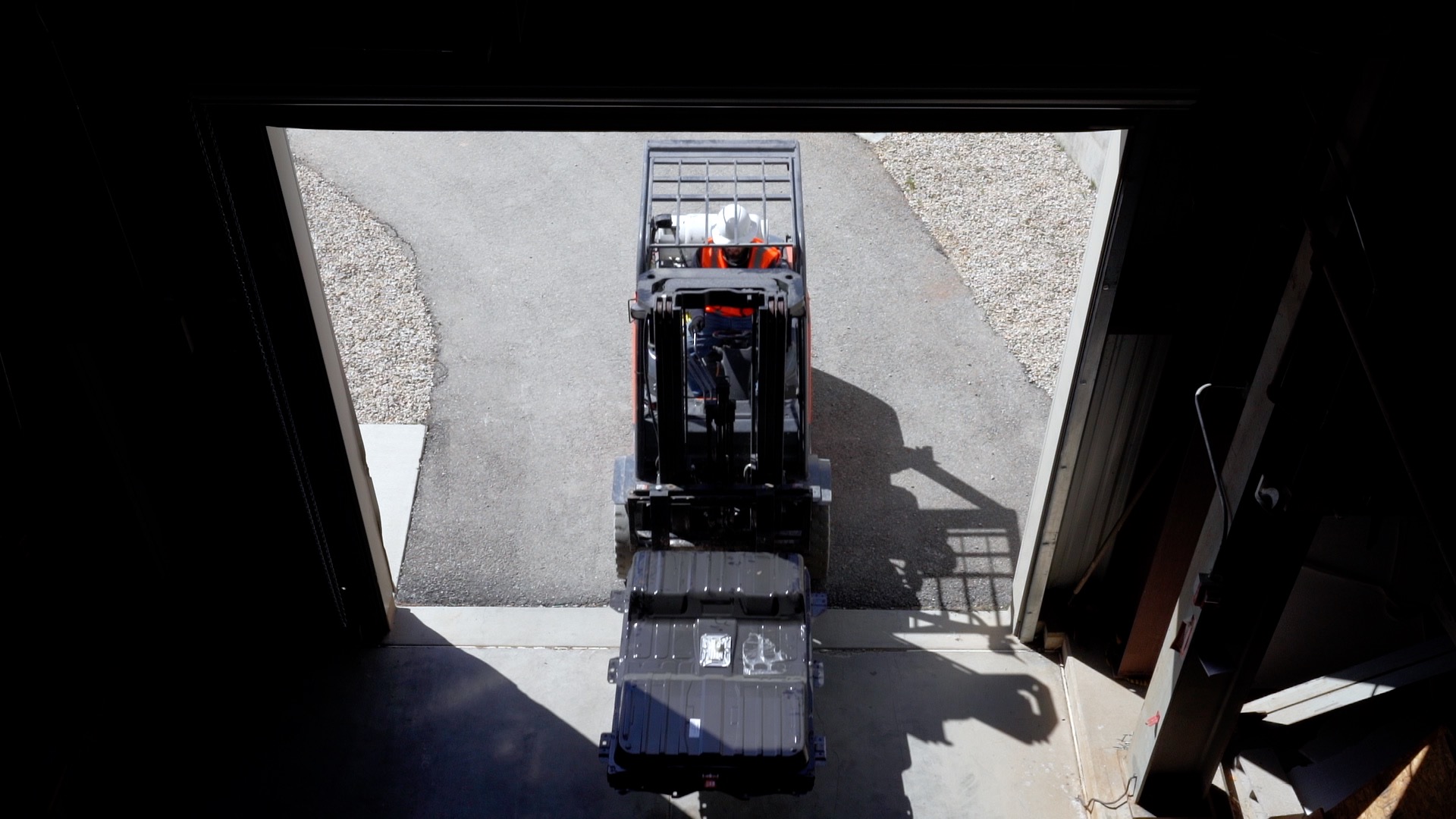 B2U Lancaster Overhead forklift with EV pack