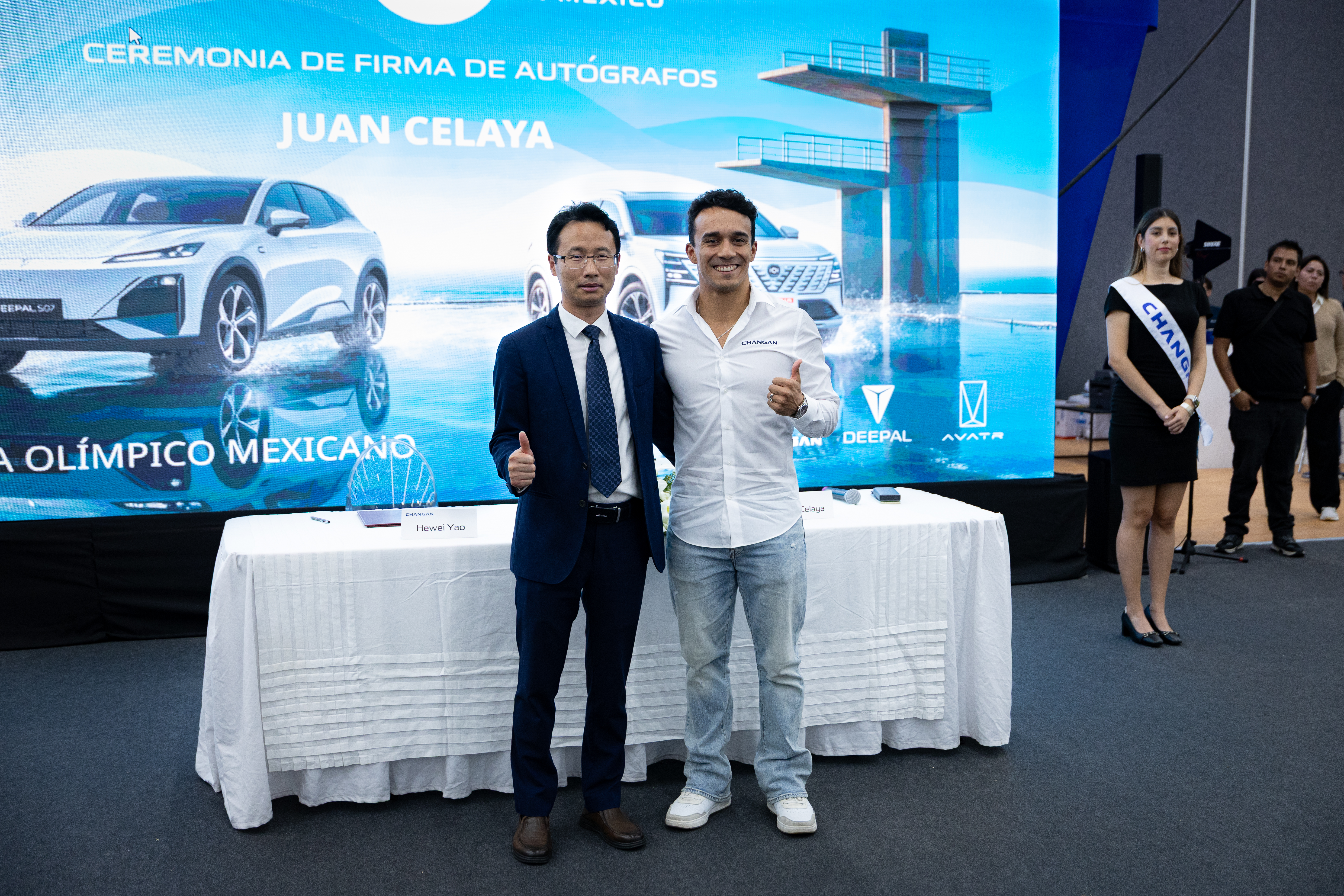 Image 1: Changan Automobile and Juan Celaya officially signed a three-year brand partnership in Guadalajara.
