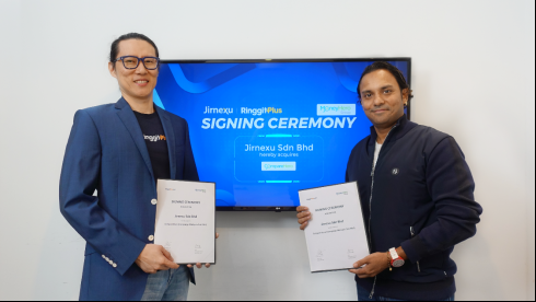 (From left to right) Yuen Tuck Siew, Chief Executive Officer of Jirnexu Sdn Bhd and Rohith Murthy, Chief Executive Officer of MoneyHero Group have signed a strategic transaction, whereby CompareHero will be acquired by Jirnexu Sdn. Bhd.