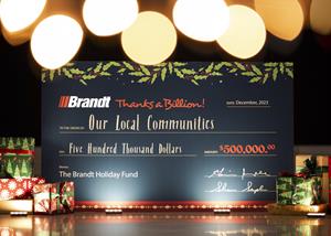 Une photo d'un chèque montrant le don total de 500 000 $ à des organismes de bienfaisance locaux.