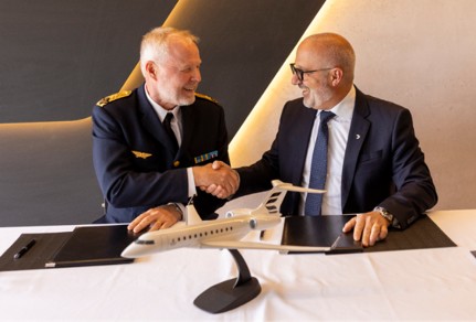 Brigadier General Carl-Frederik Edström, Director of the Air and Space Systems Division at FMV, and Paul Sislian, Executive Vice President, Aircraft Sales and Bombardier Aftermarket Services, participated in an announcement ceremony to commemorate newly signed 10-year SSA 