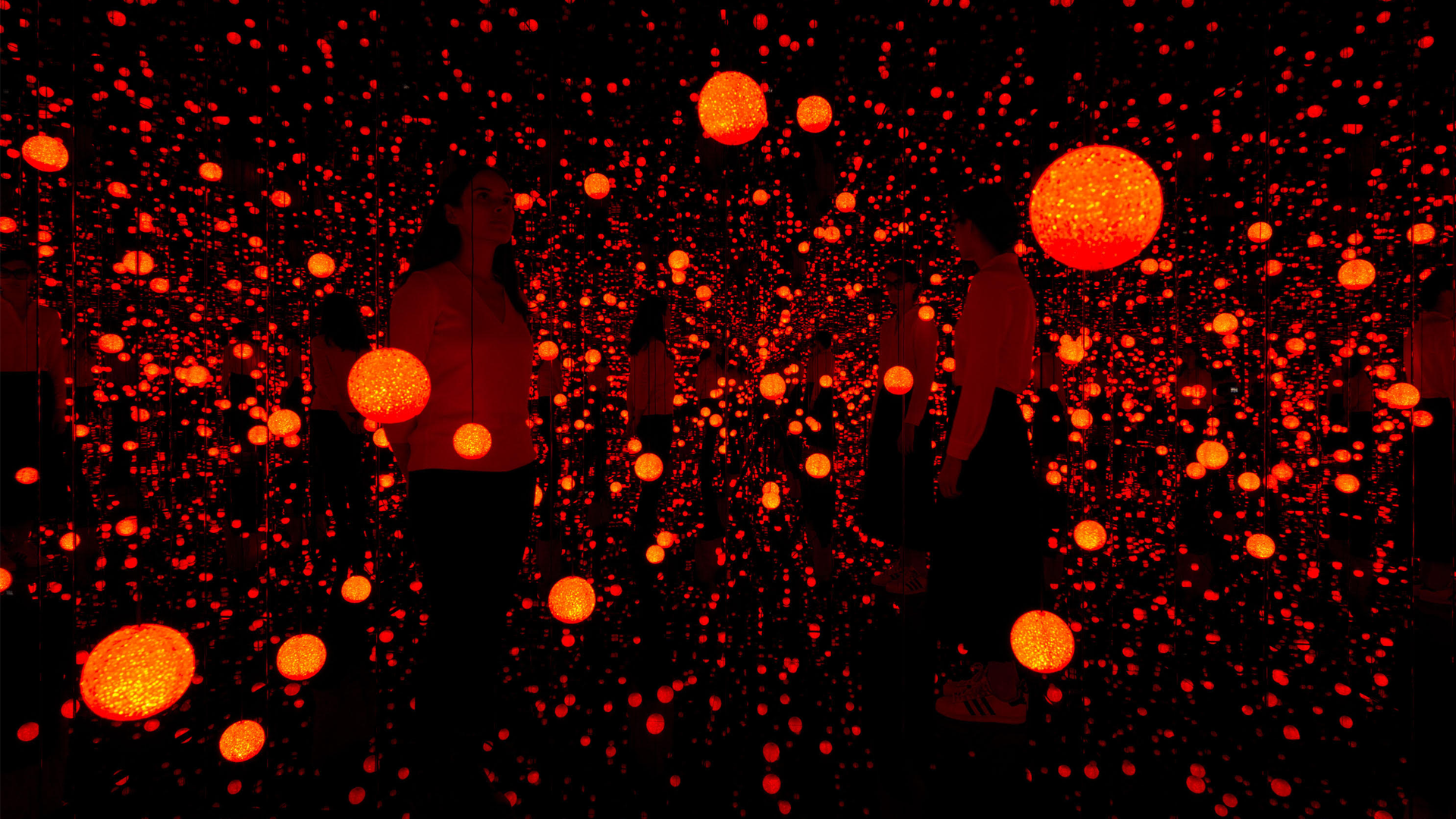 Yayoi Kusama, INFINITY MIRRORED ROOM - DANCING LIGHTS THAT FLEW UP TO THE UNIVERSE, 2019. Mirrored glass, wood, LED lighting system, metal, and acrylic panel. Courtesy of David Zwirner