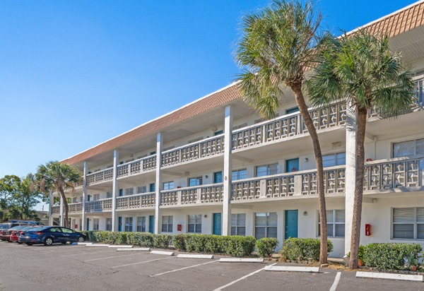 An exterior view of Ashford Bayside Apartment Homes in St. Petersburg, FL.