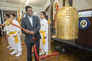 2022 0828 Congressman Ro Khanna Rings Bell of World Peace and Love
