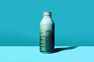 Mananalu - pure water in an aluminum bottle