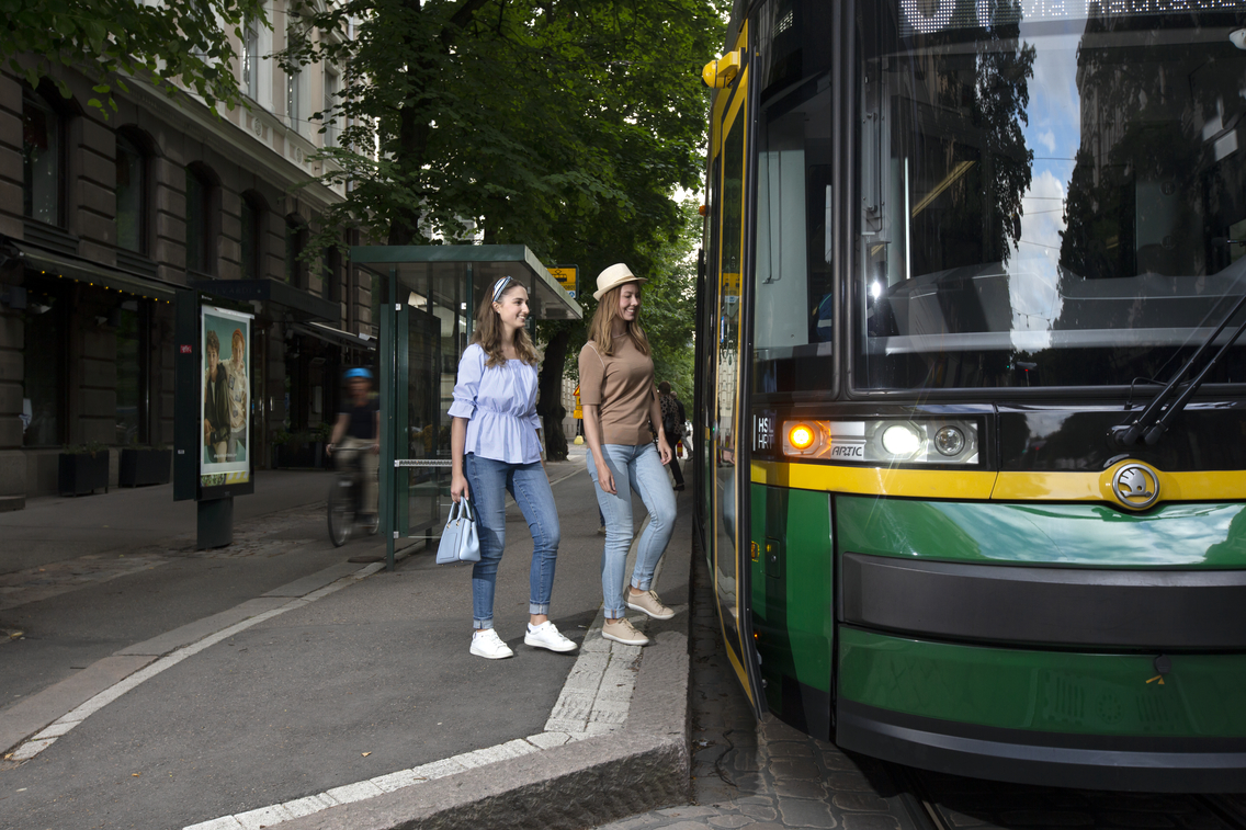 HSL_tram_boarding