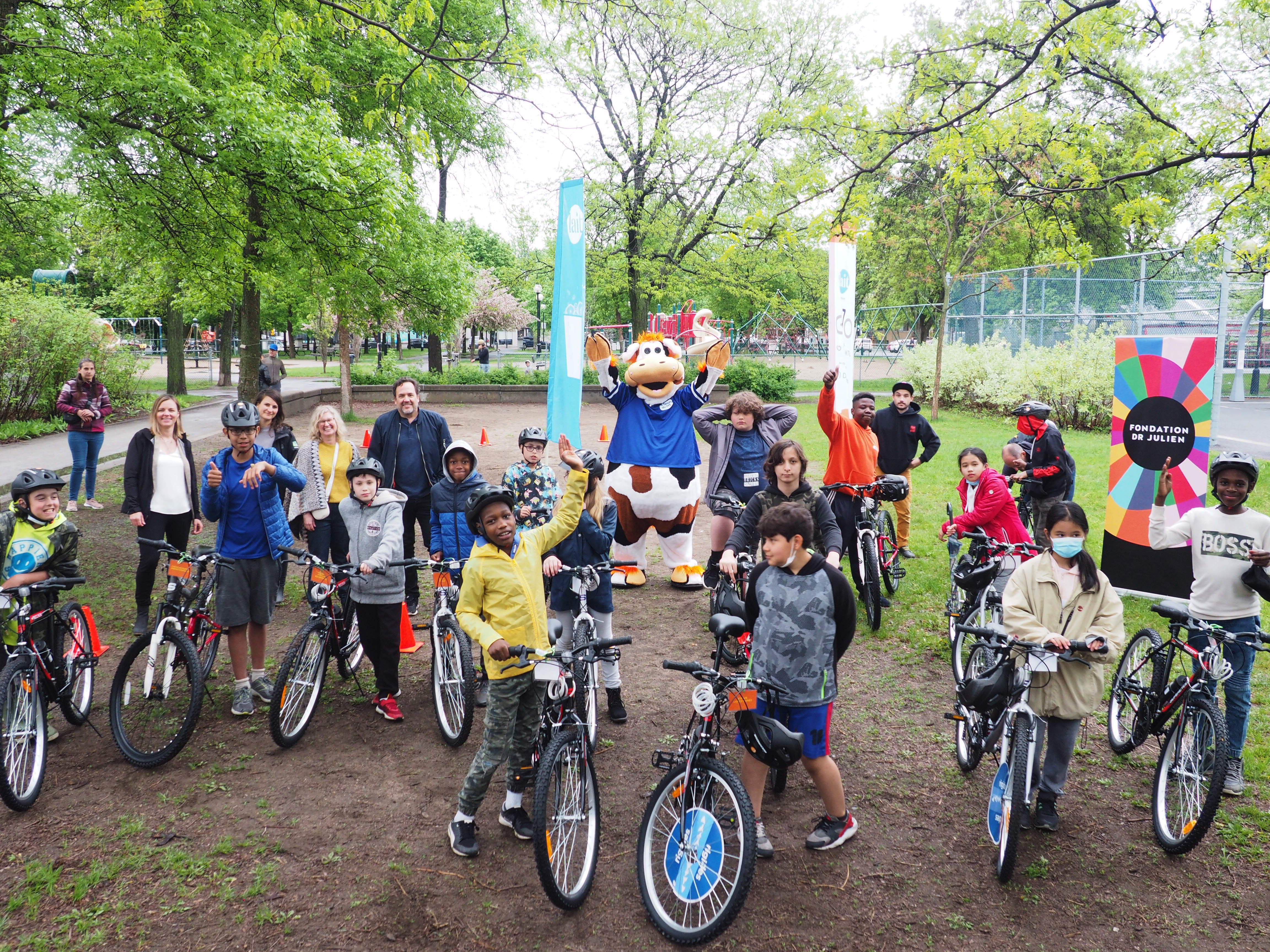 Remise des vélos aux enfants de la Fondation Dr Julien
