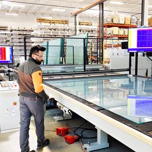 Employee glass cutting with high-end machinery