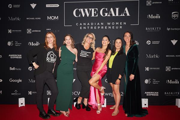 Top five finalists of Total Mom Pitch join Anna Sinclair, CEO of Total Mom Inc. and host of the CWE Gala, on the red carpet