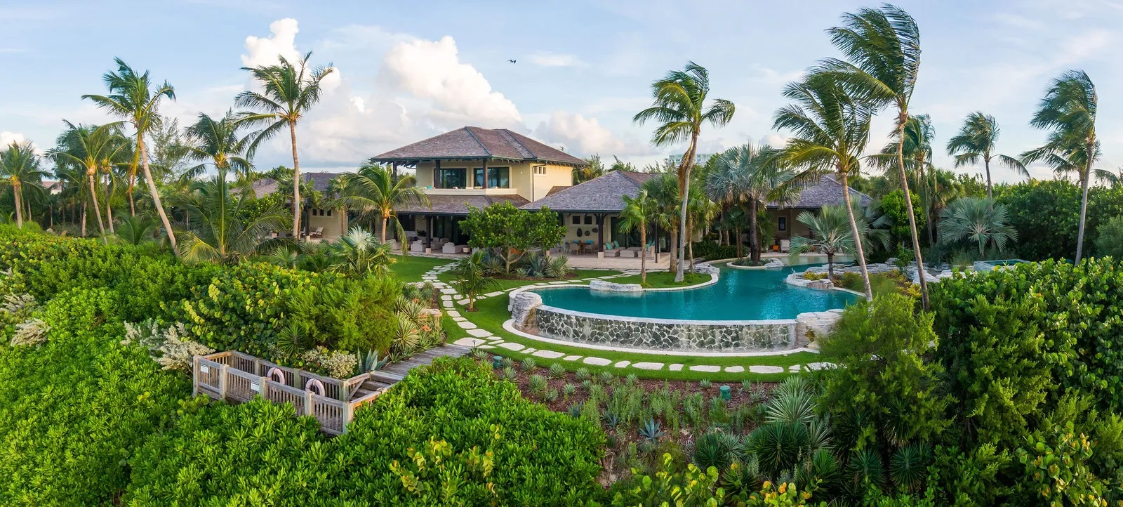 A record-breaking transaction in Nassau, Bahamas’ Ocean Club Estates, this waterfront compound was sold fully turnkey with exclusive access to the amenities offered by the Ocean Club Estates private community and the prestigious Four Seasons resort.