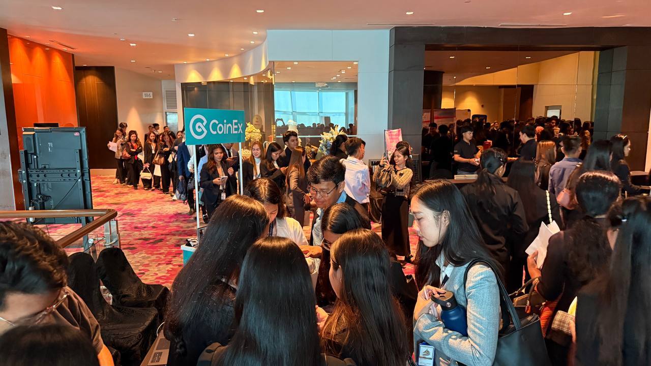 Attendees actively visited the CoinEx exhibition booth