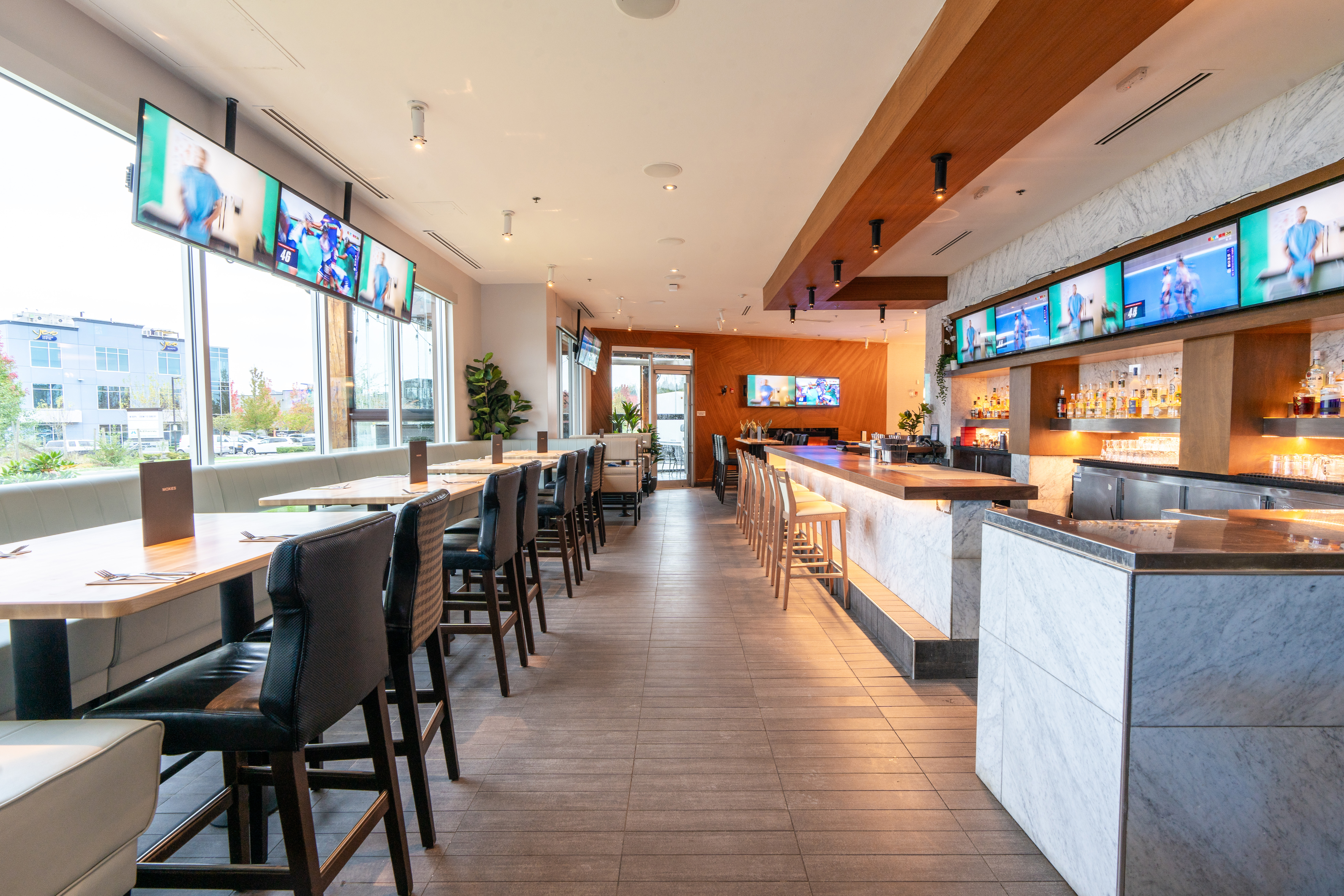 2. Moxies Langley - Interior & Bar - 041023