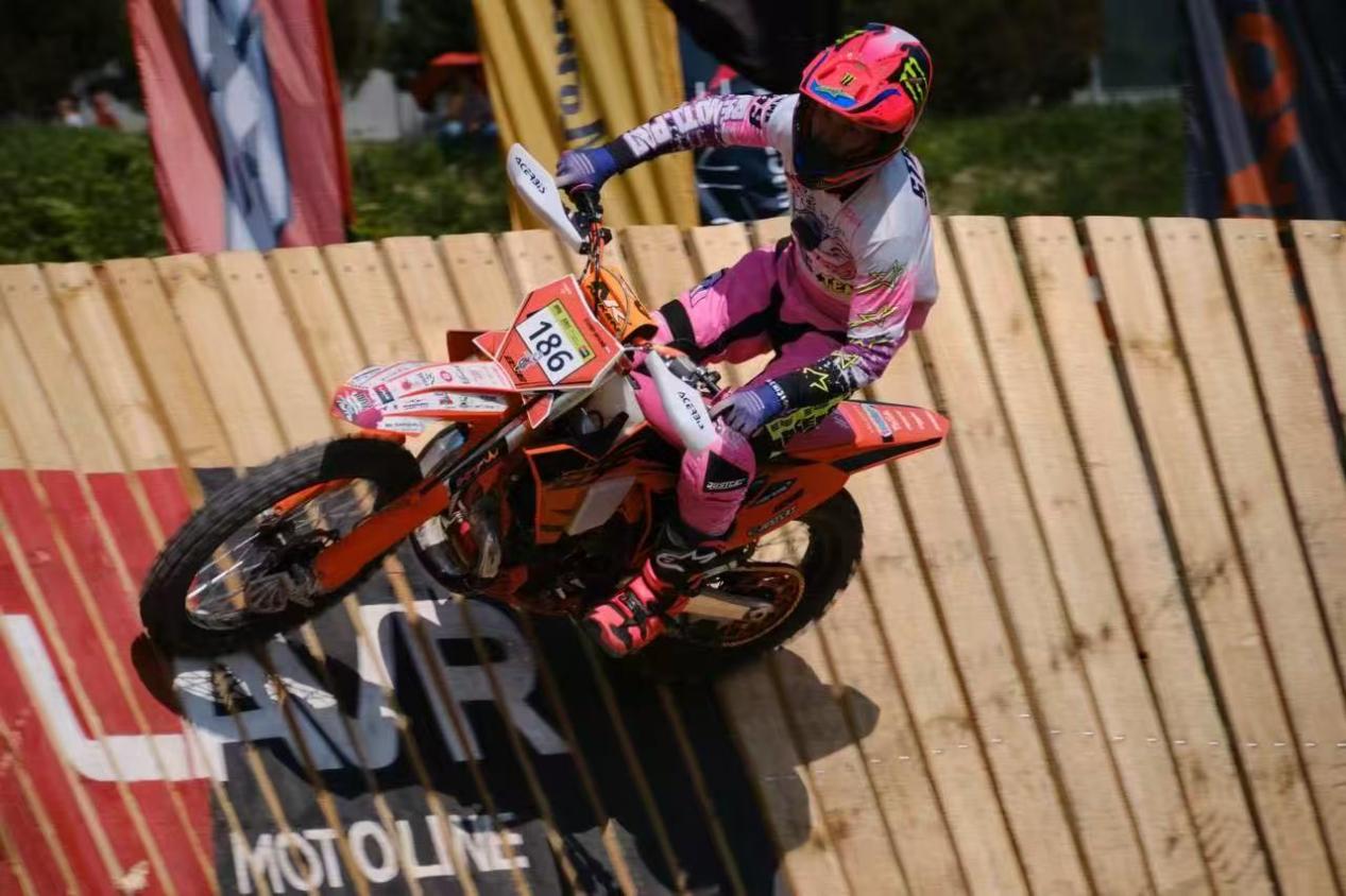 The exciting moments of Bosuer team's racers