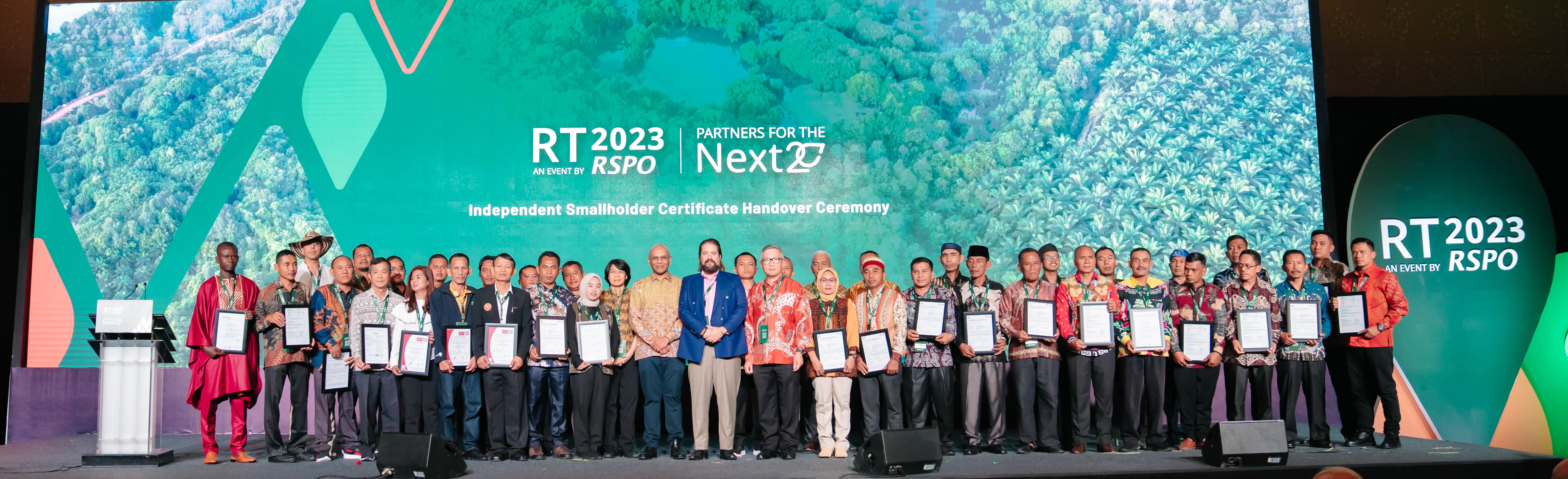 Foto bersama Petani Swadaya dengan sertifikatnya