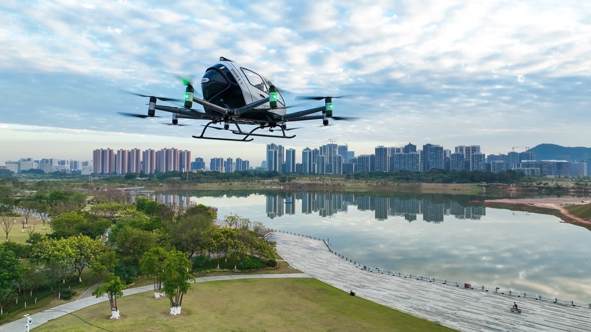 EH216-S completed commercial flight demonstration at Guangzhou Jiulong Lake Park.