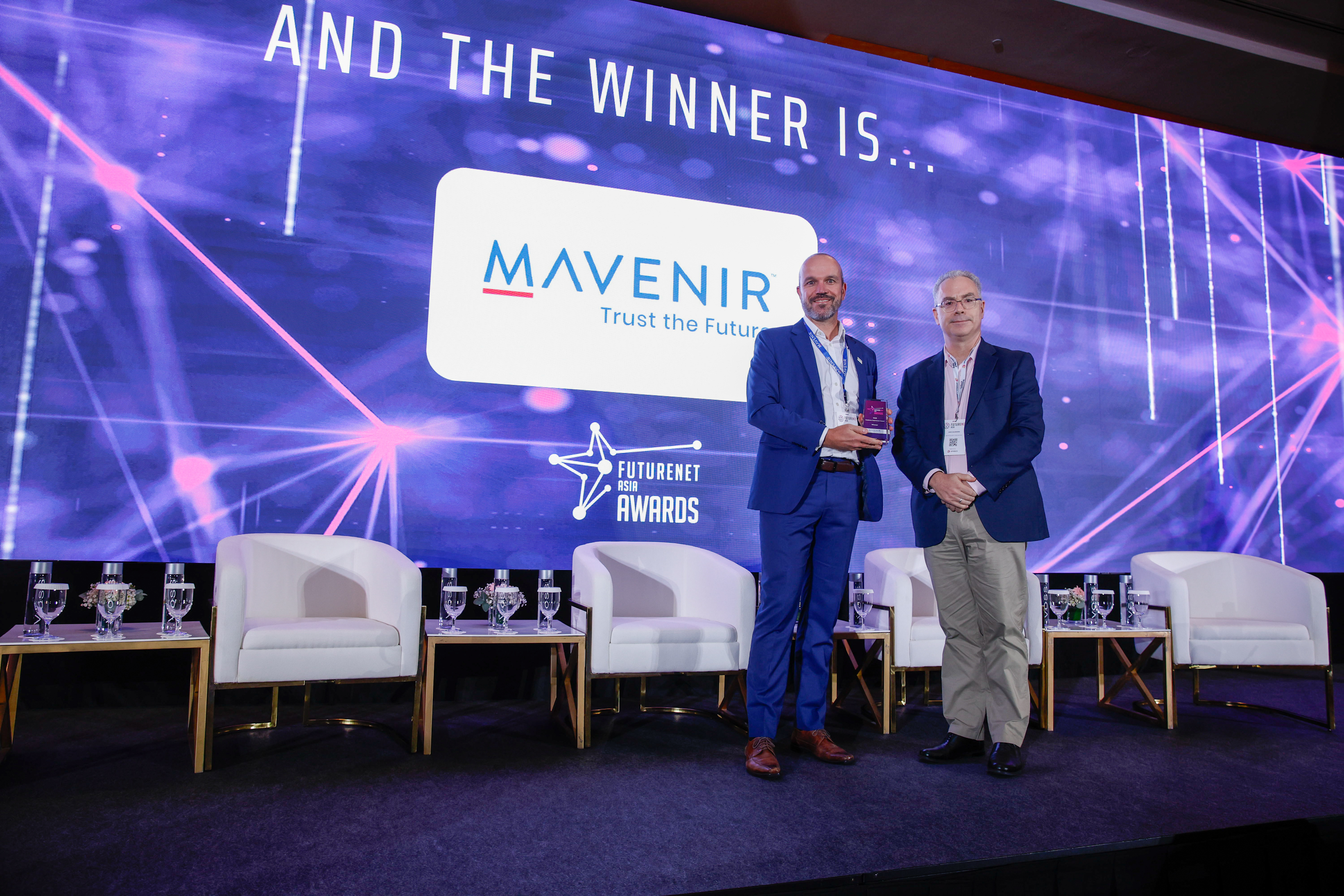 Mavenir’s Jan Schaar,Regional Vice President for Asia Pacific, receives the Customer Experience Innovation Award from Jake Saunders, Managing Director