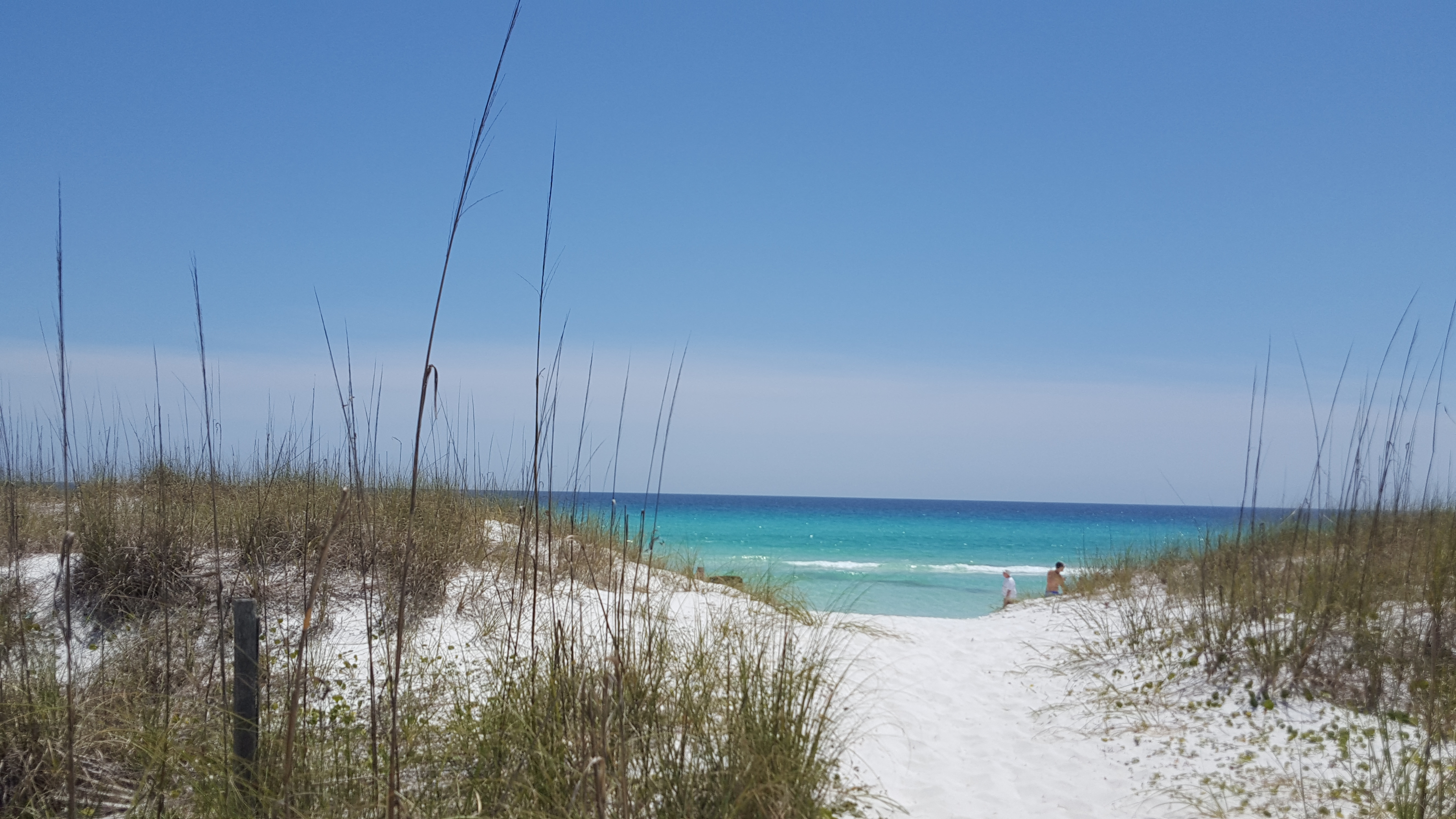 Path to Destin, Florida beaches where families can enjoy a safe family vacation this spring.