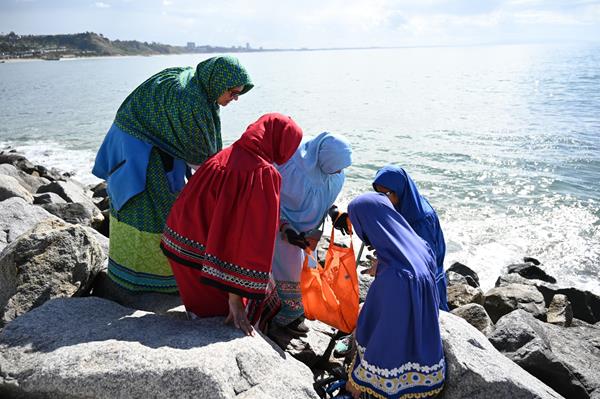Ladies of the Dawoodi Bohra’s LA community remove plastic waste from Sunset Point.